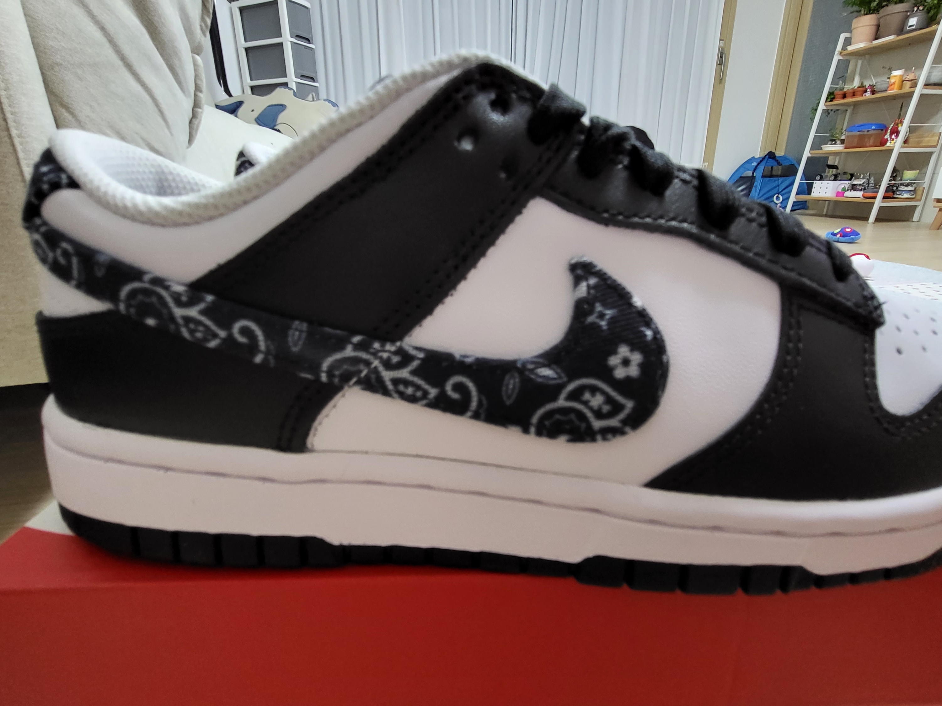 (W) Nike Dunk Low Essential Black Paisley 착용 스타일 - 3