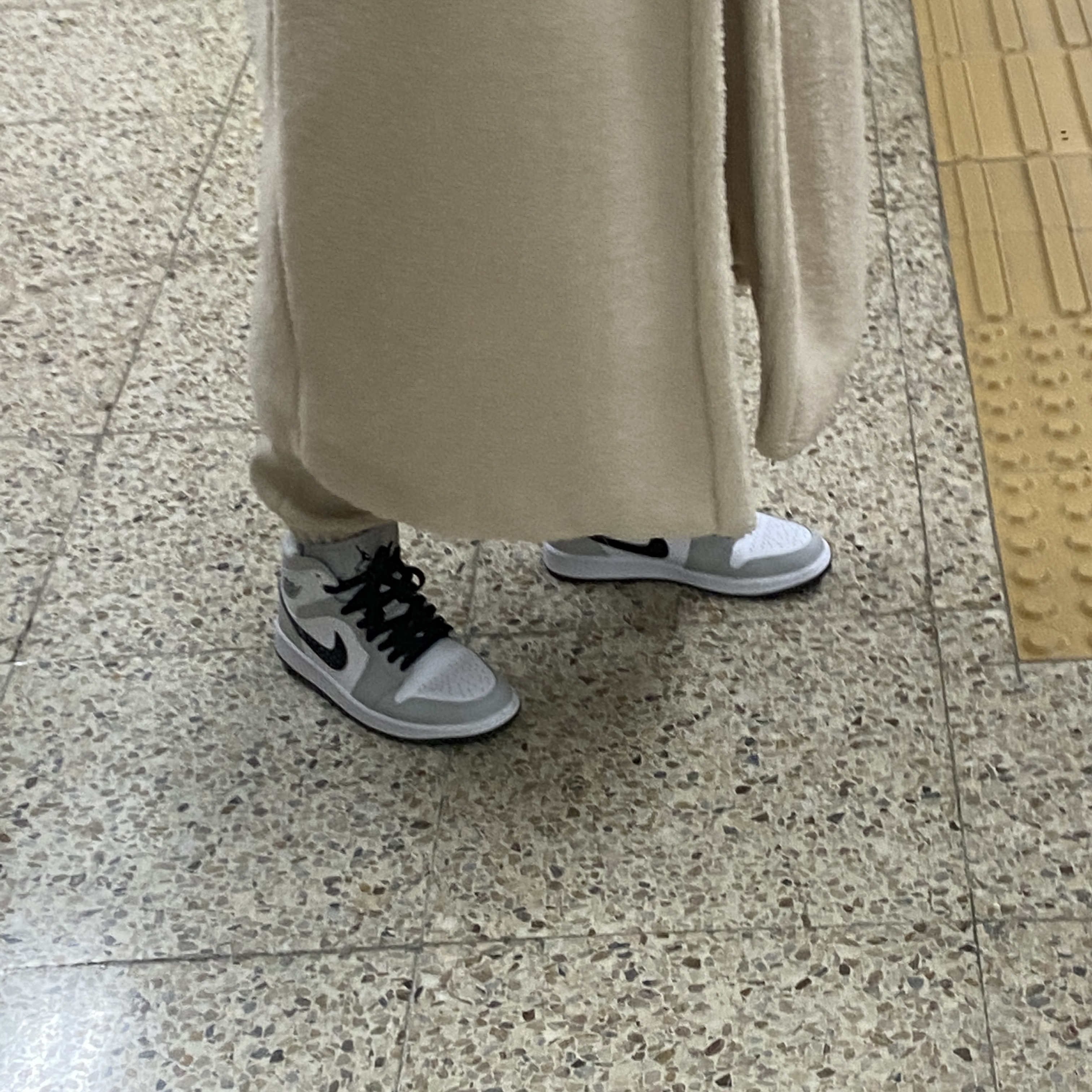 (W) Jordan 1 Mid Grey Fog 착용 스타일