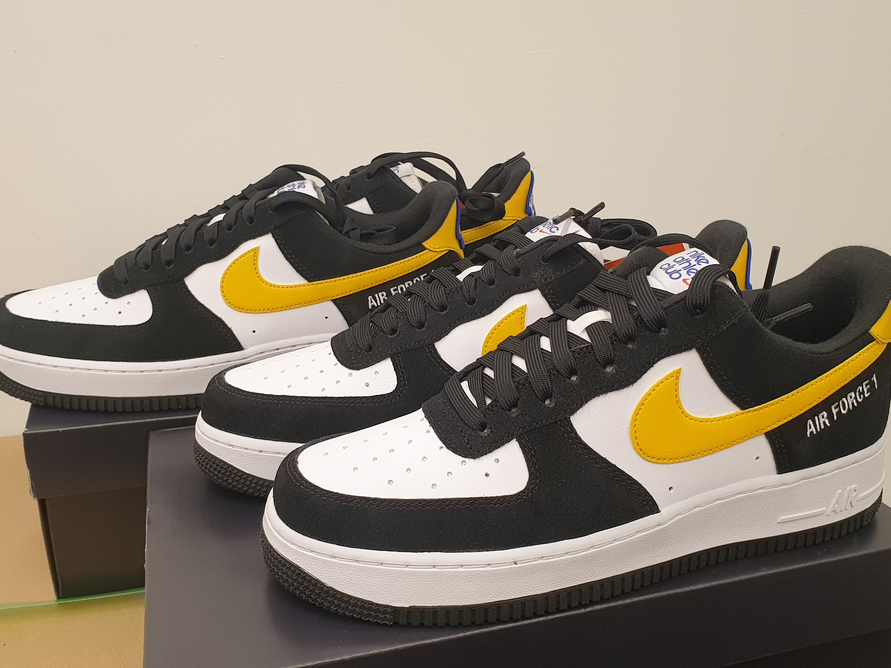 Nike Air Force 1 '07 LV8 Athletic Club Black Dark Sulfur 착용 스타일