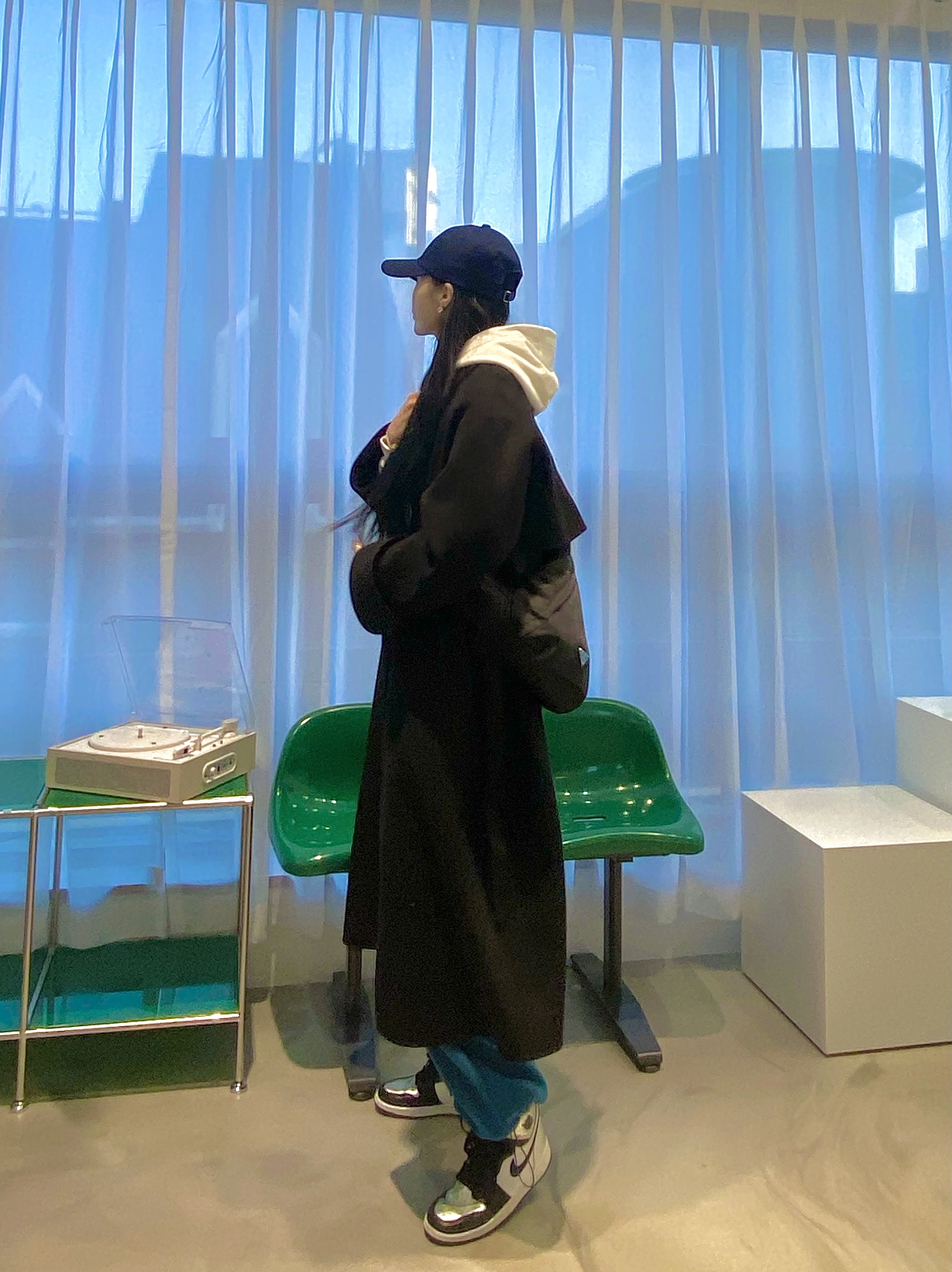 (W) Jordan 1 Retro High OG Silver Toe, Prada Re-Nylon and Leather Shoulder Strap Backpack Black 착용 스타일 - 3