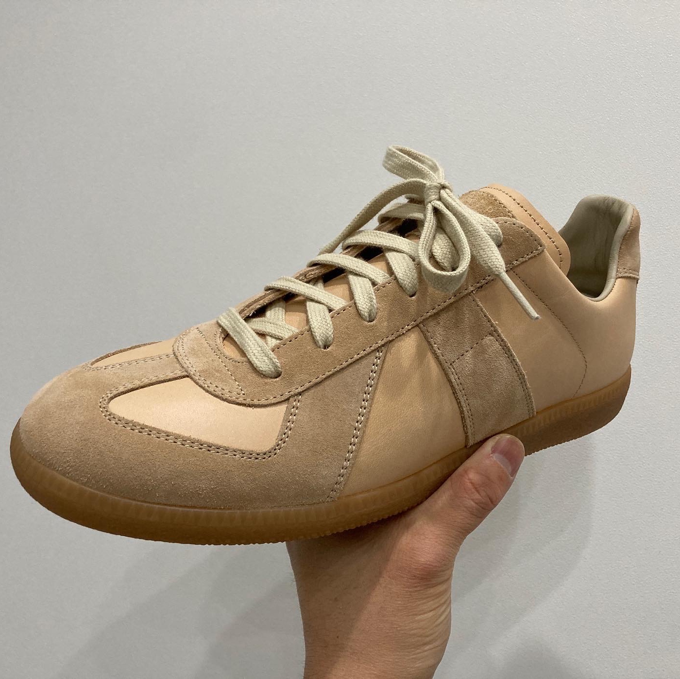 Maison Margiela Replica Sneakers Beige 착용 스타일 - 1