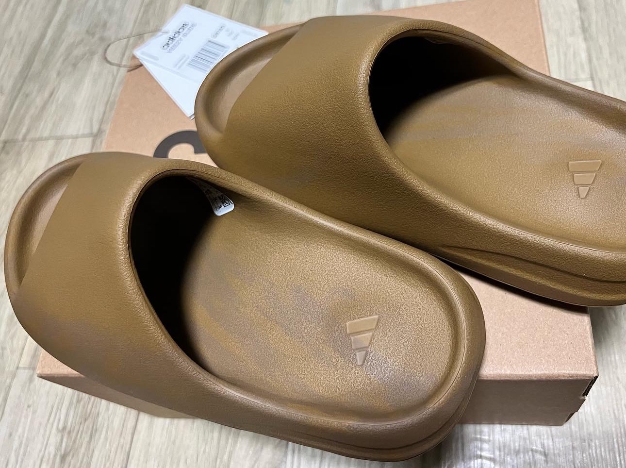 Adidas Yeezy Slide Ochre 착용 스타일