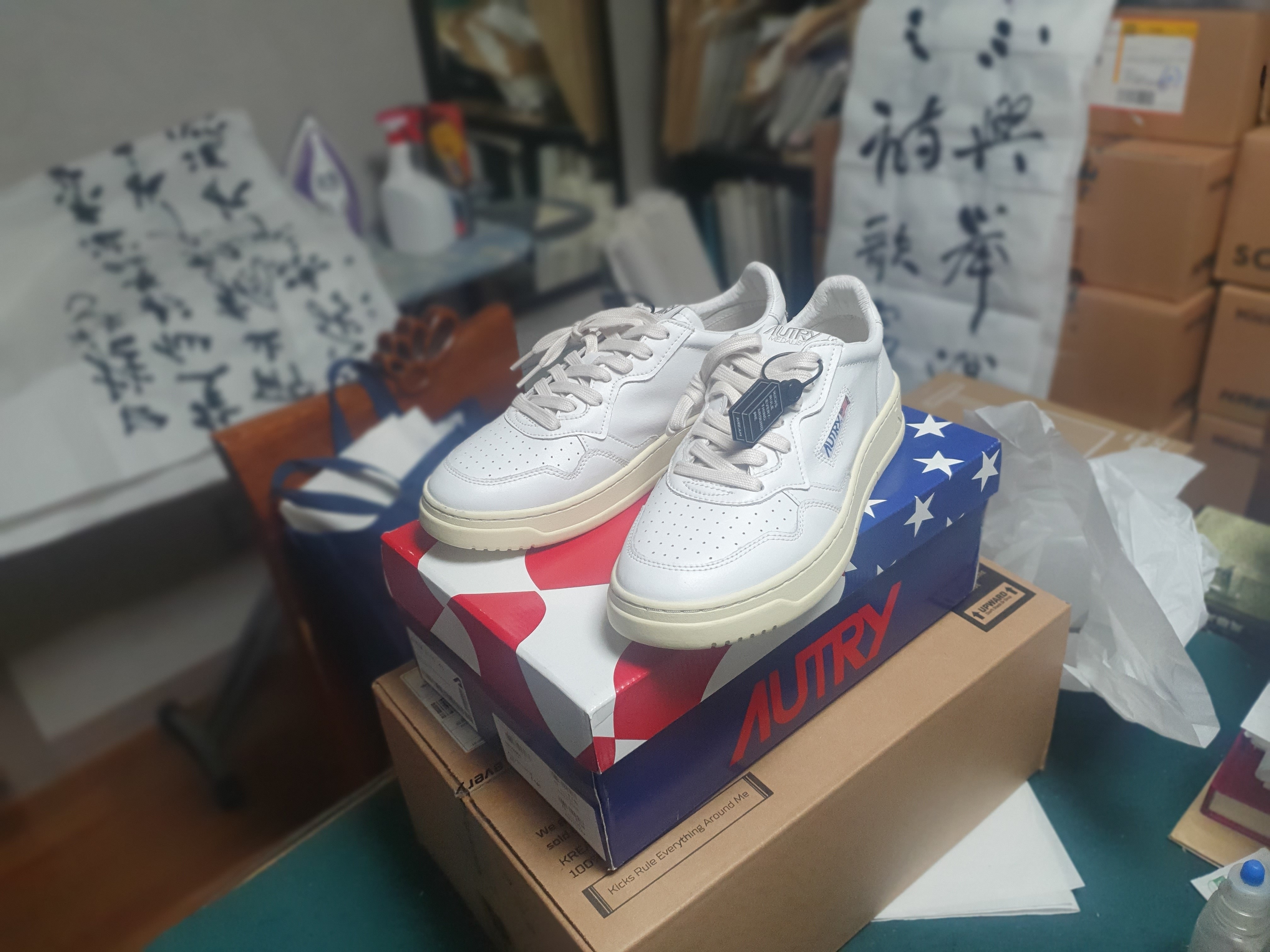 Autry Medalist Low Leather Sneakers White 착용 스타일 - 1