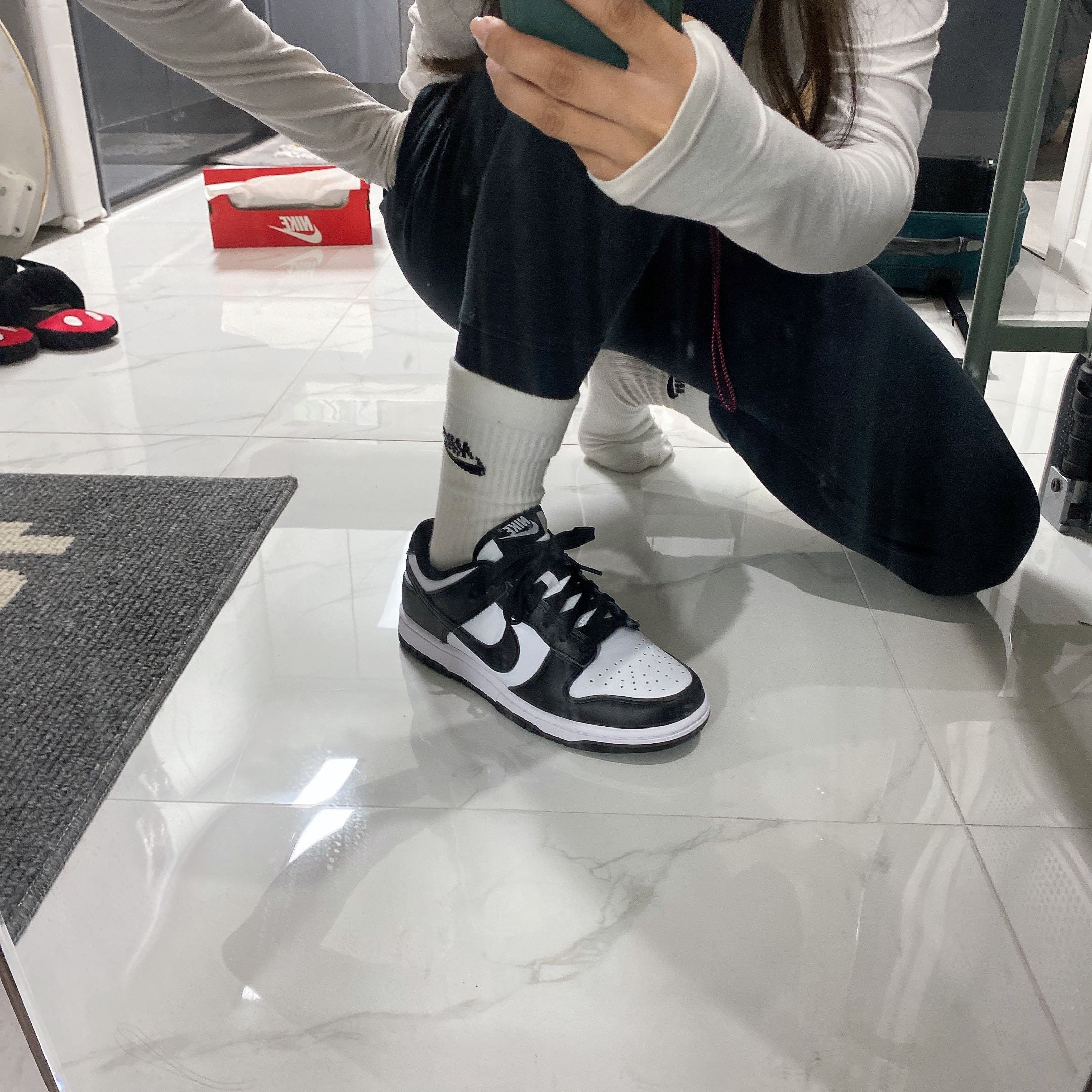 (W) Nike Dunk Low Black 착용 스타일 - 1
