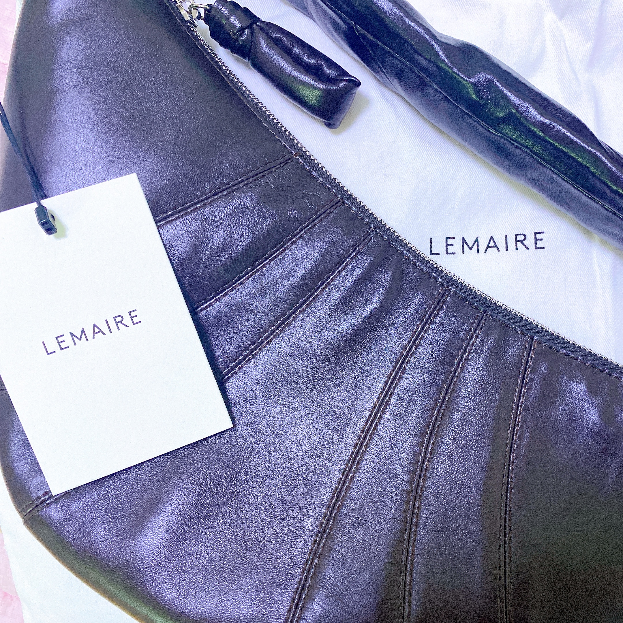 Lemaire Small Croissant Bag Soft Nappa Leather Dark Chocolate 착용 스타일 - 1