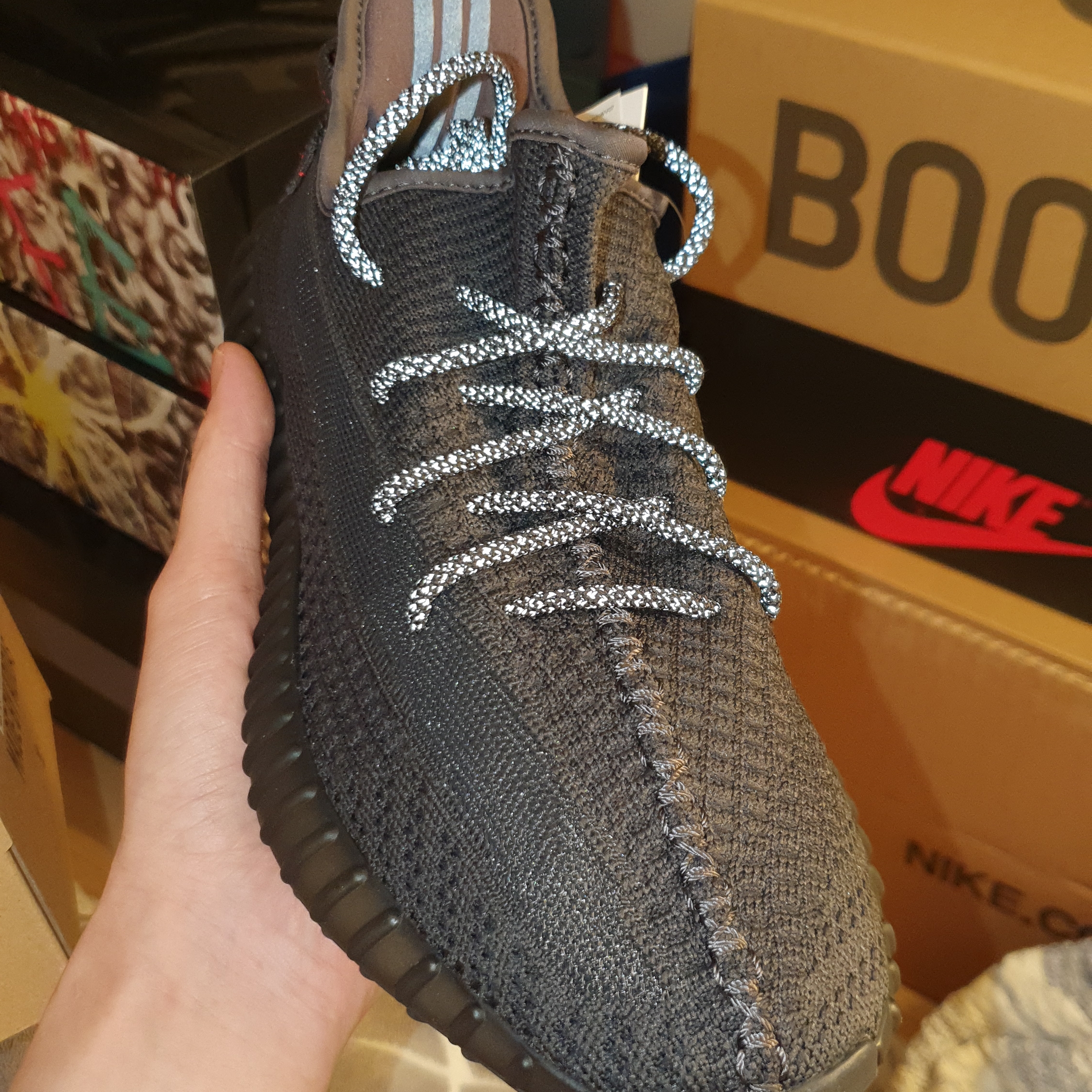 Adidas Yeezy Boost 350 V2 Black - Non-Reflective 착용 스타일 - 2