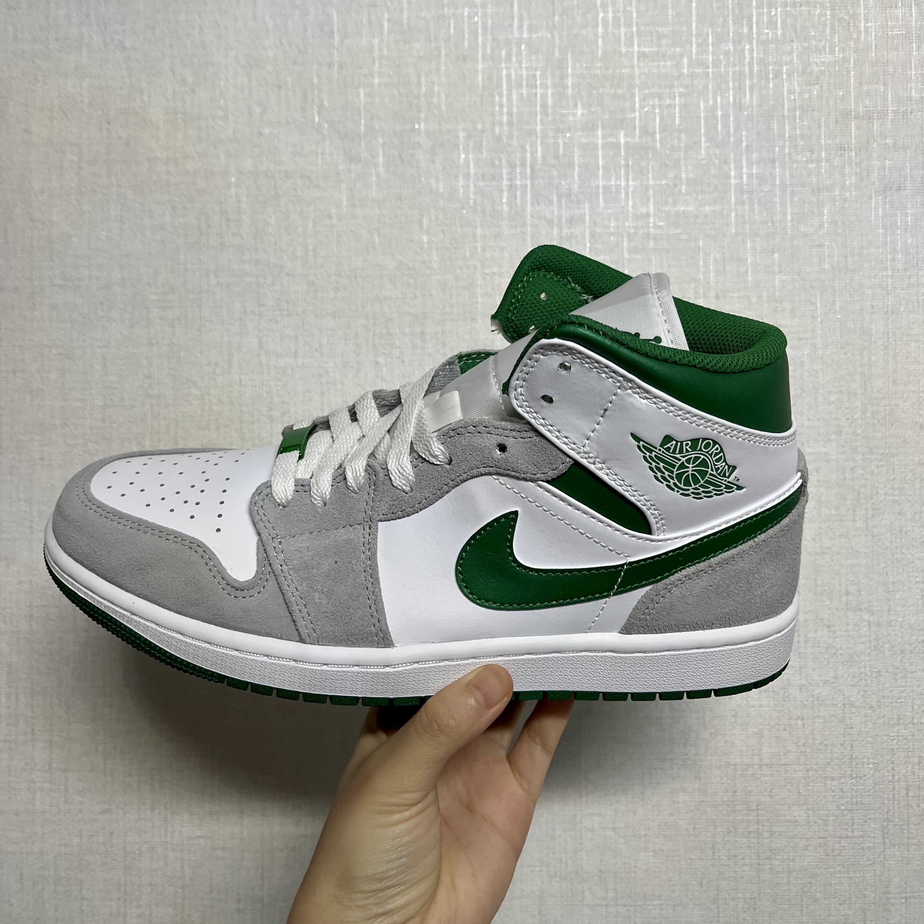 Jordan 1 Mid SE Pine Green Light Smoke Grey 착용 스타일