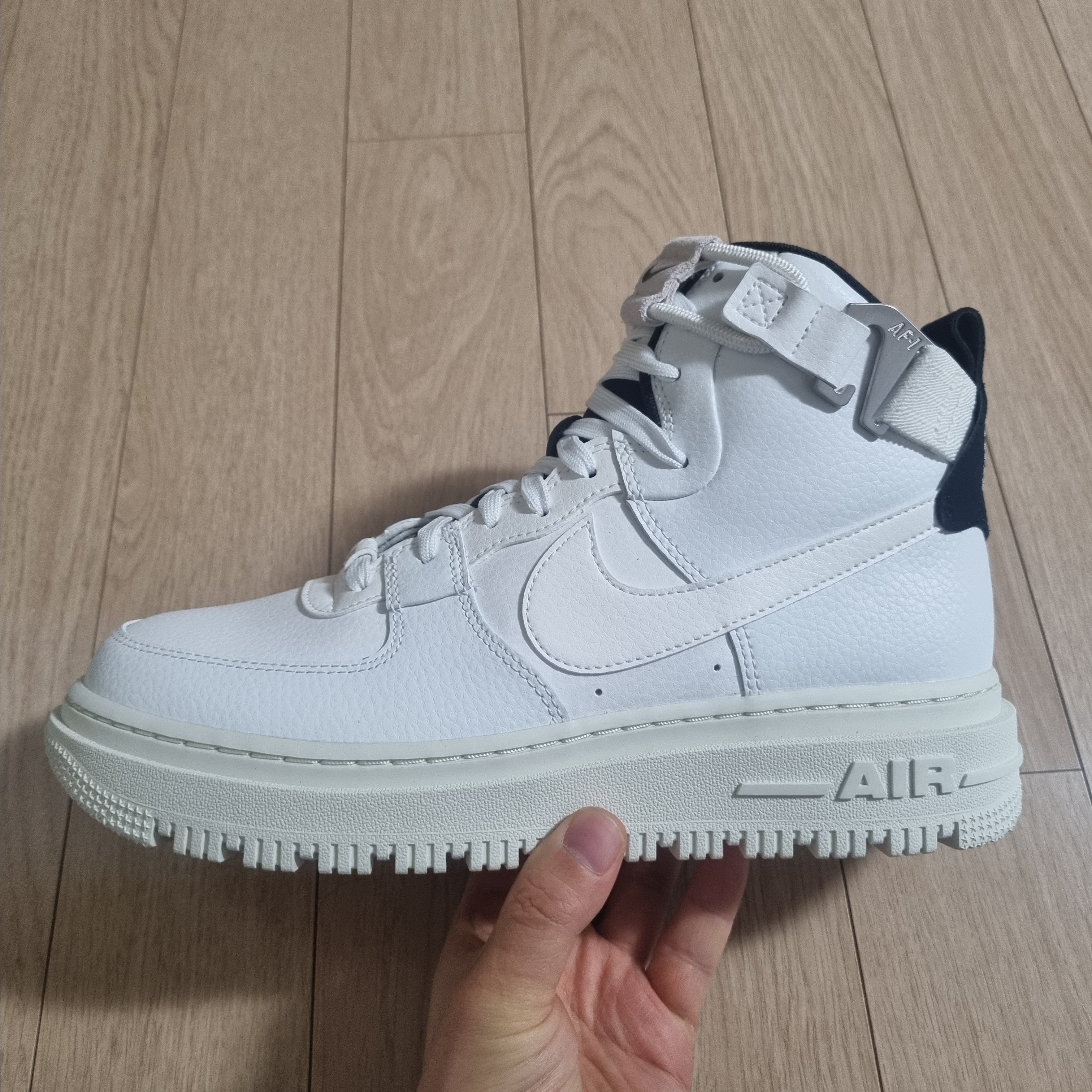 (W) Nike Air Force 1 High Utility 2.0 Summit White 착용 스타일 - 2