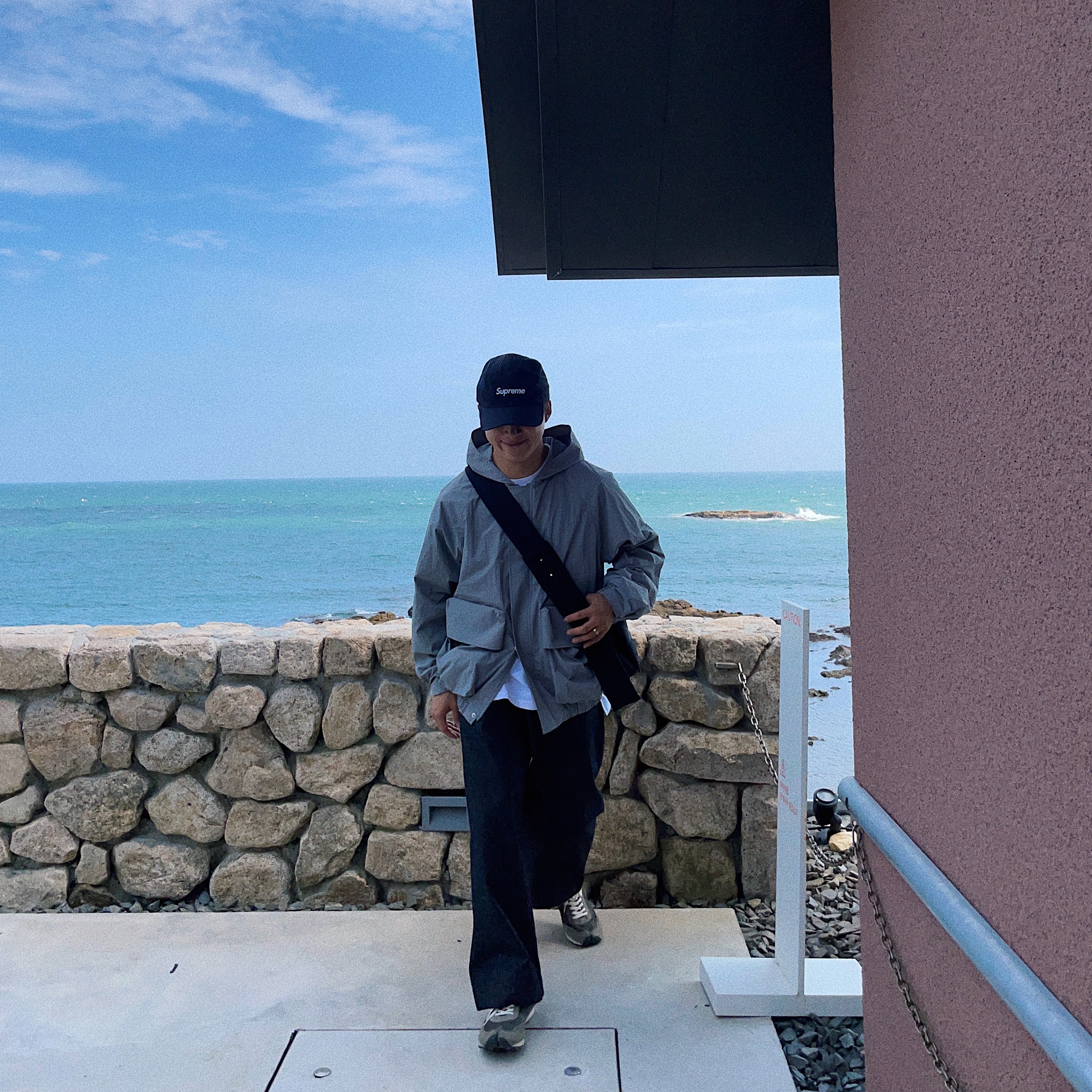 Bottega Veneta Padded Tech Cassette Black, Supreme Mesh Seersucker Camp Cap Black - 21SS 착용 스타일 - 4