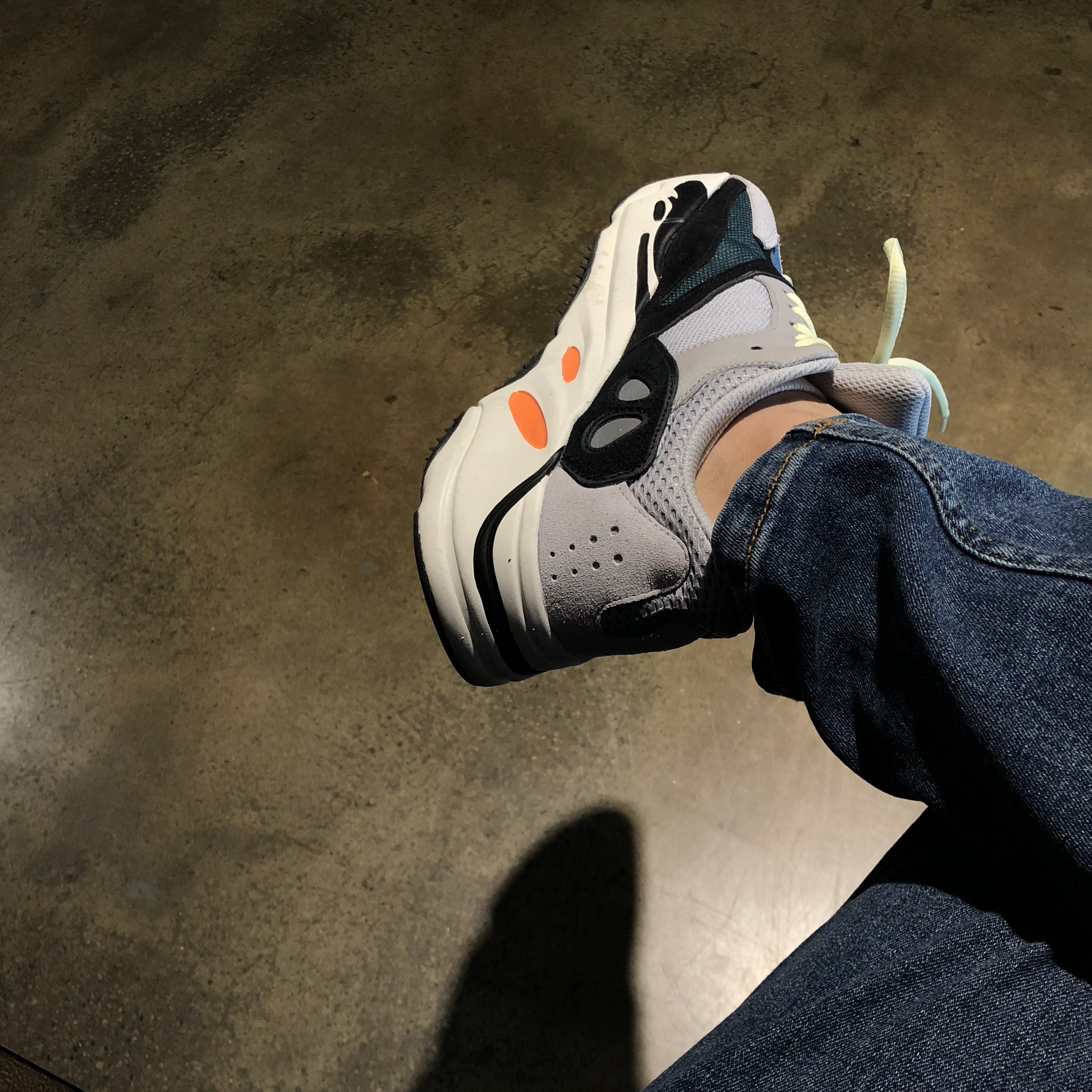 Adidas Yeezy Boost 700 Wave Runner Solid Grey 2017/2019 착용 스타일