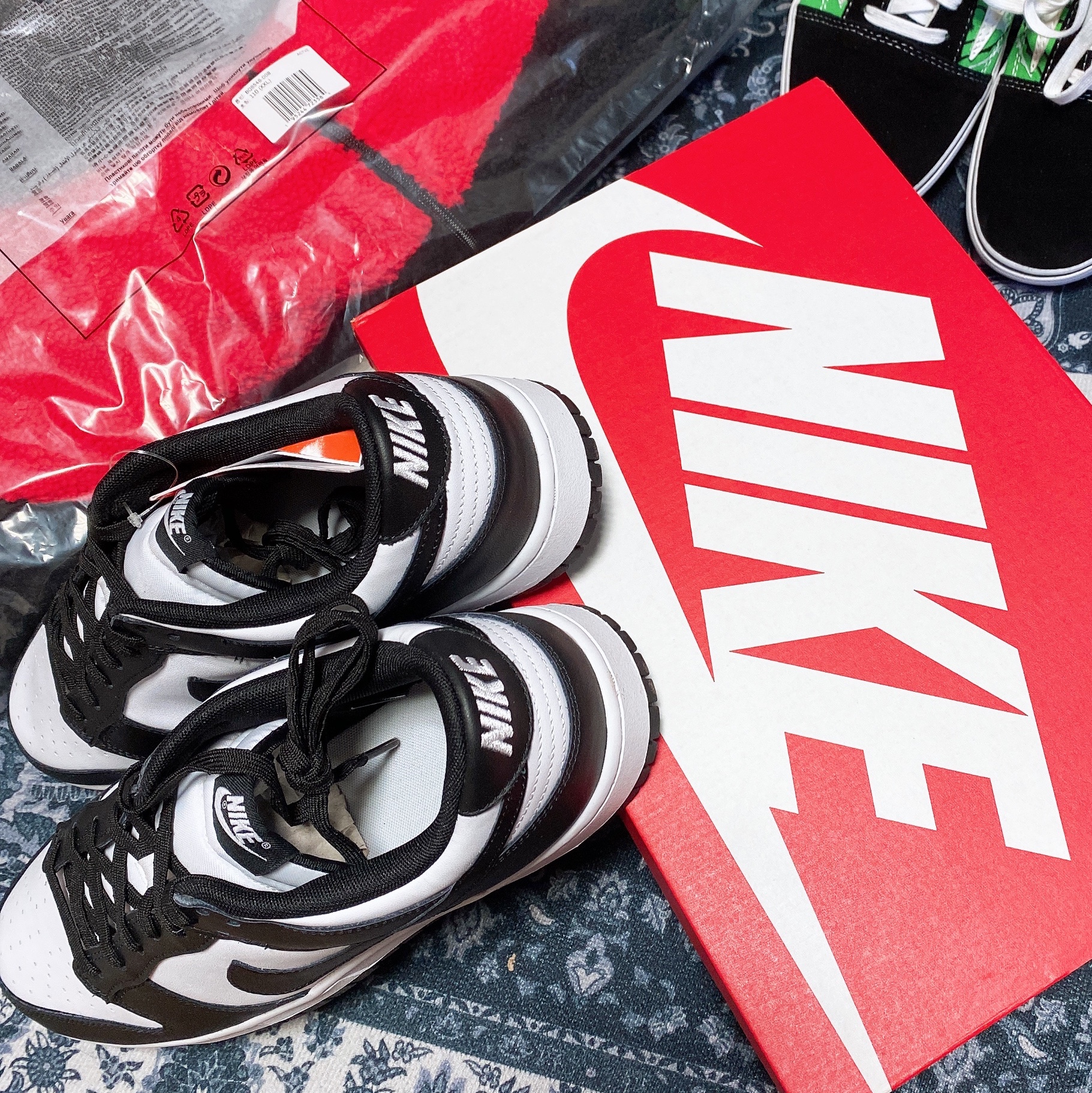 Nike Dunk Low Retro Black, Nike Big Swoosh Full Zip Jacket Black Chili Red 착용 스타일