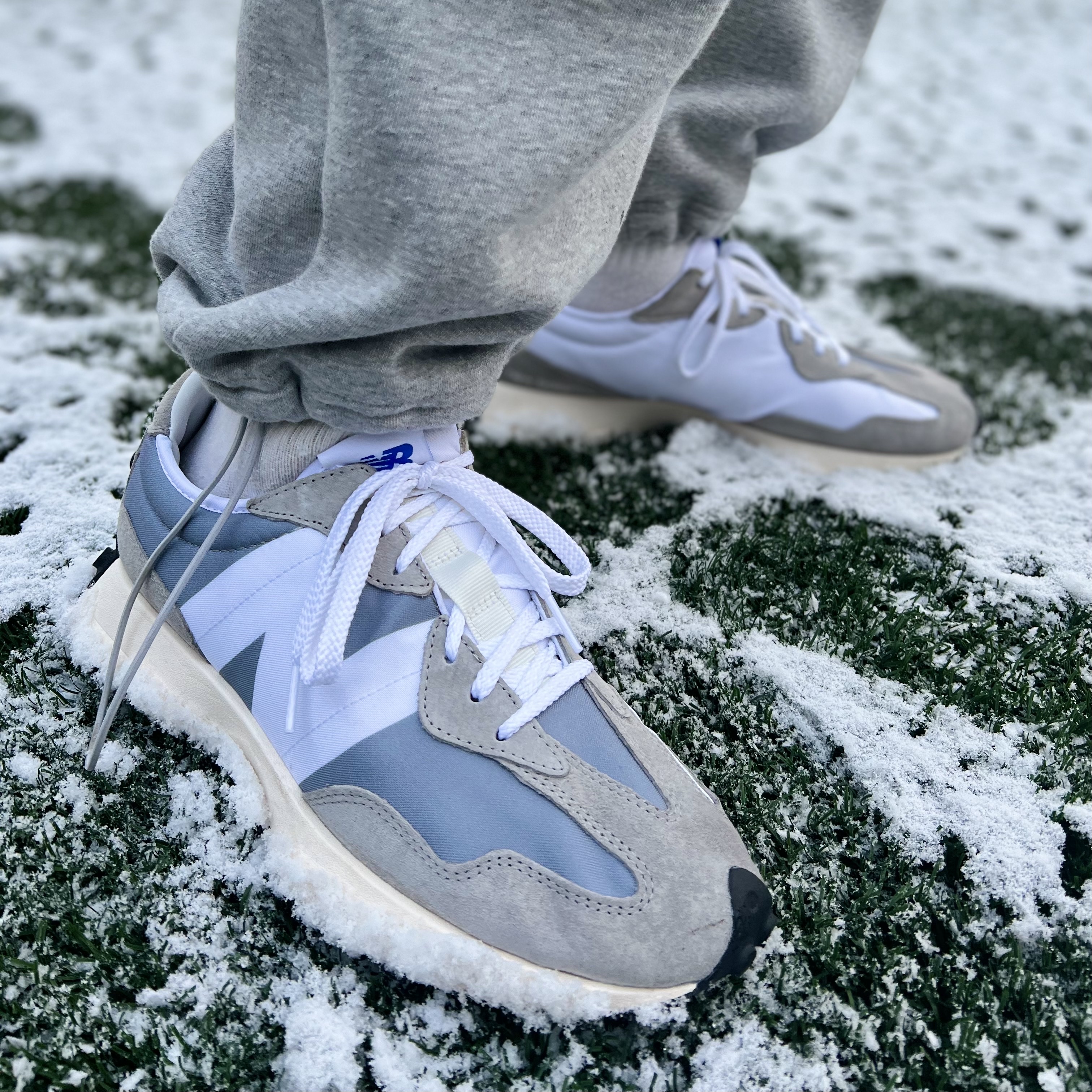 New Balance 327 Grey 착용 스타일