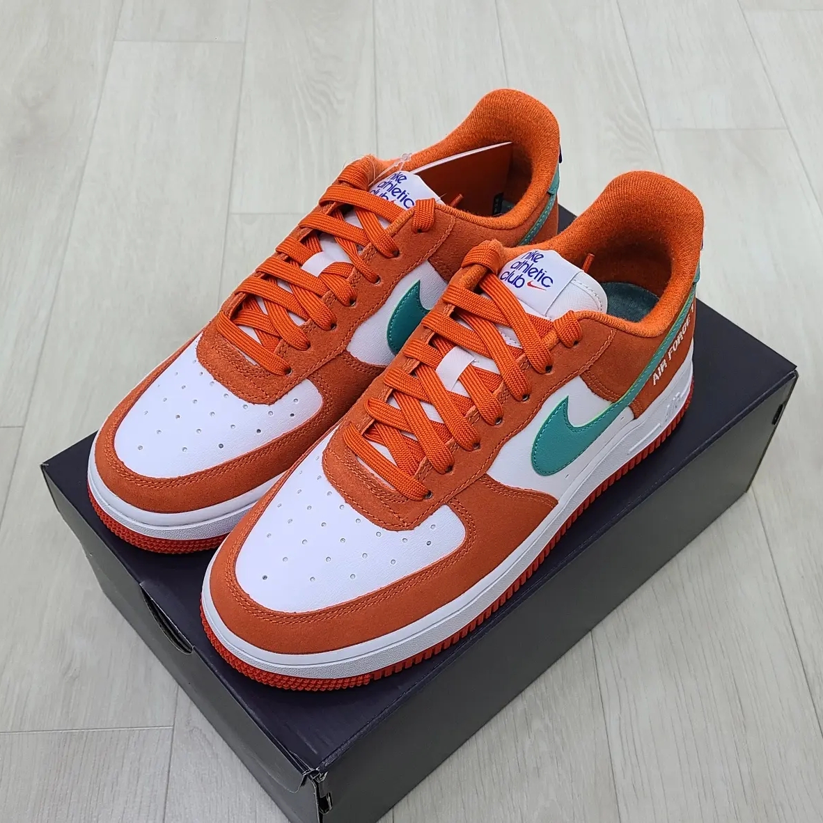 Nike Air Force 1 '07 LV8 Athletic Club Rush Orange Washed Teal 착용 스타일 - 2