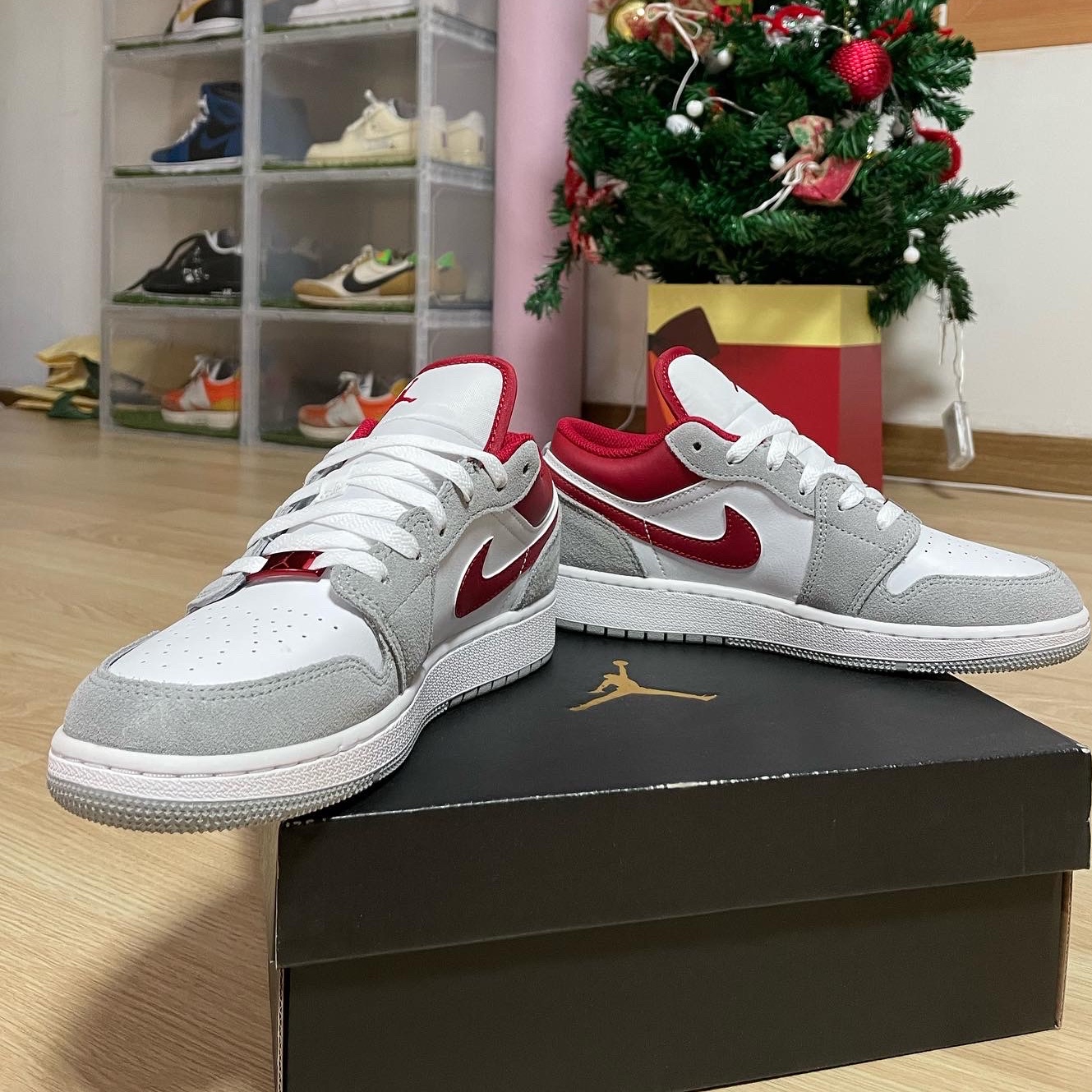 (GS) Jordan 1 Low SE Light Smoke Grey Gym Red 착용 스타일 - 2