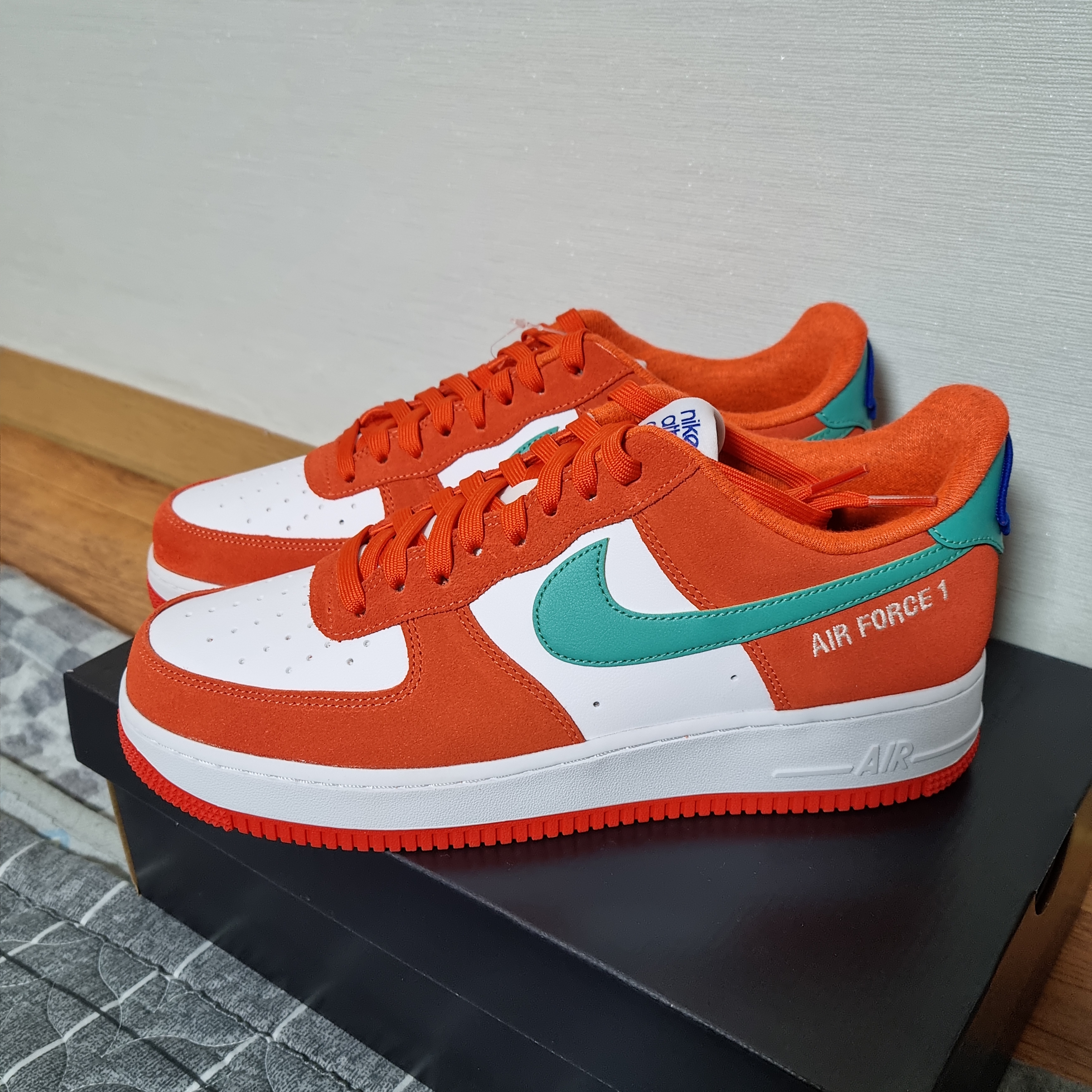 Nike Air Force 1 '07 LV8 Athletic Club Rush Orange Washed Teal 착용 스타일 - 1