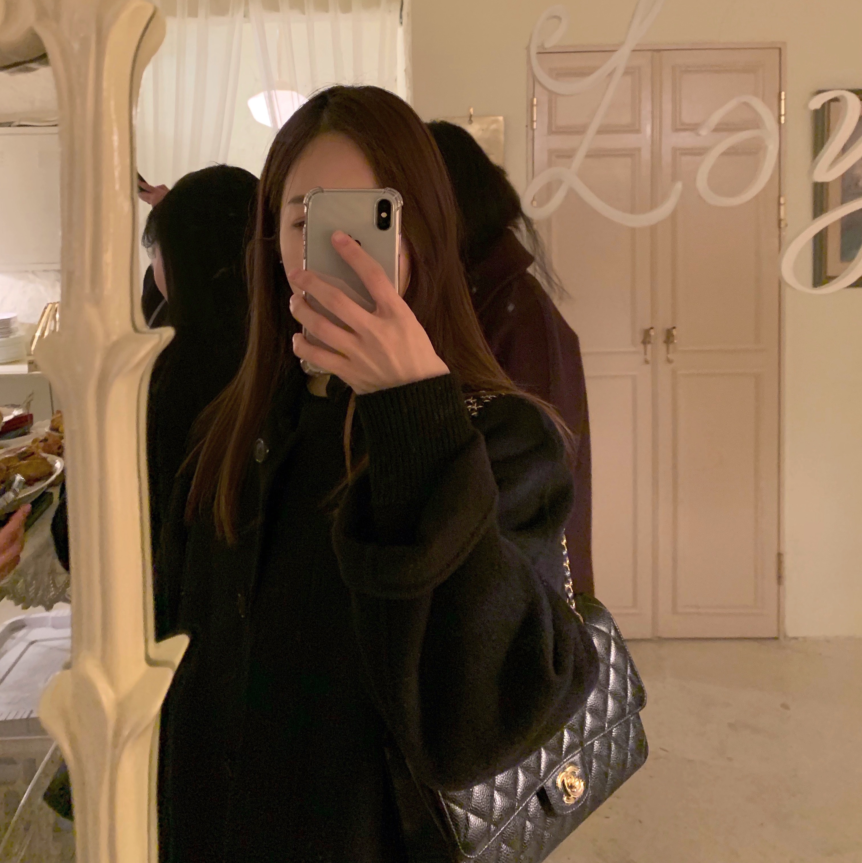 Chanel Medium Classic Handbag Grained Calfskin & Silver Black 착용 스타일