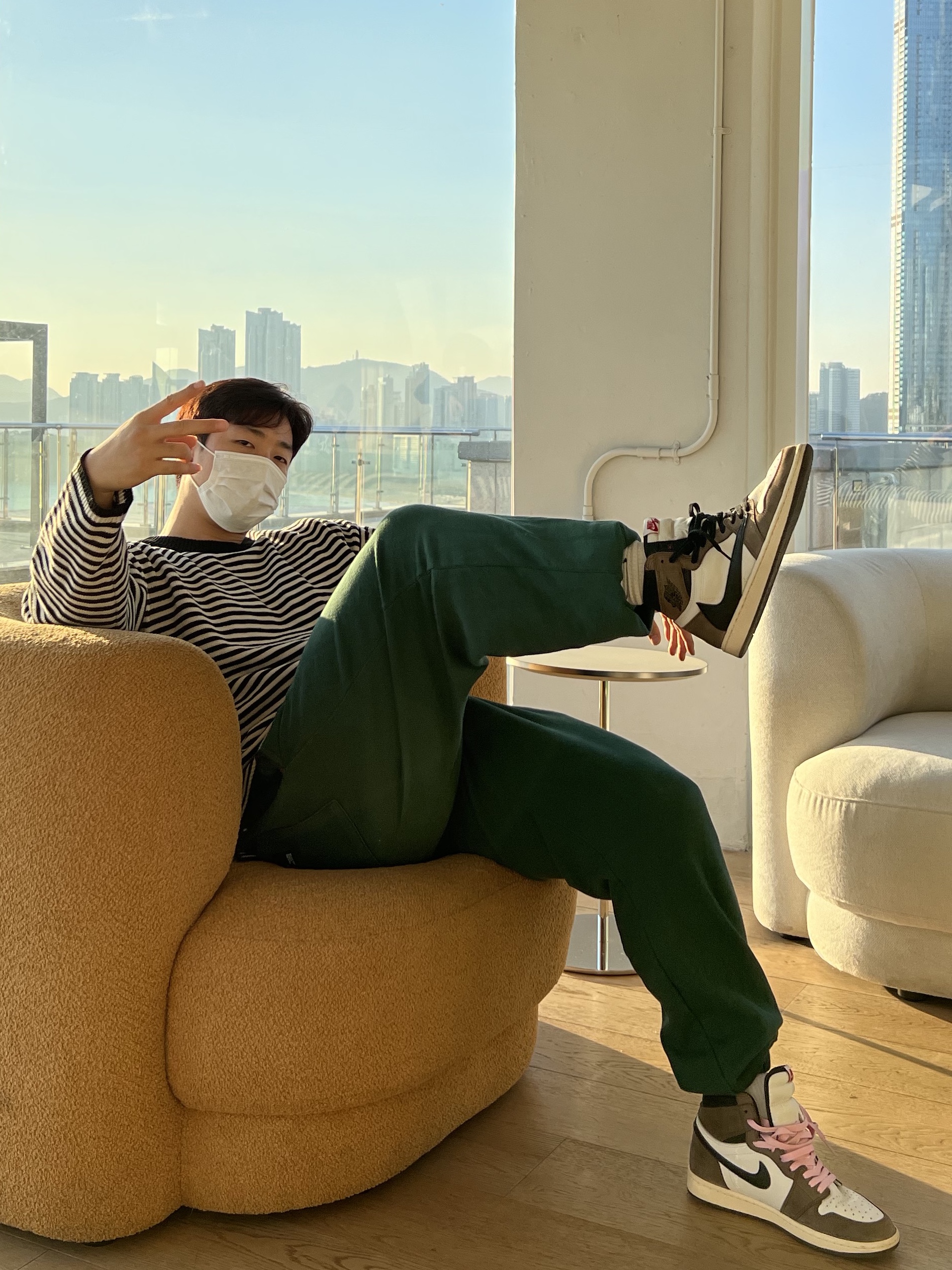 Jordan 1 x Travis Scott Retro High OG SP Mocha, Jordan 1 Retro High OG Black Mocha 착용 스타일 - 1