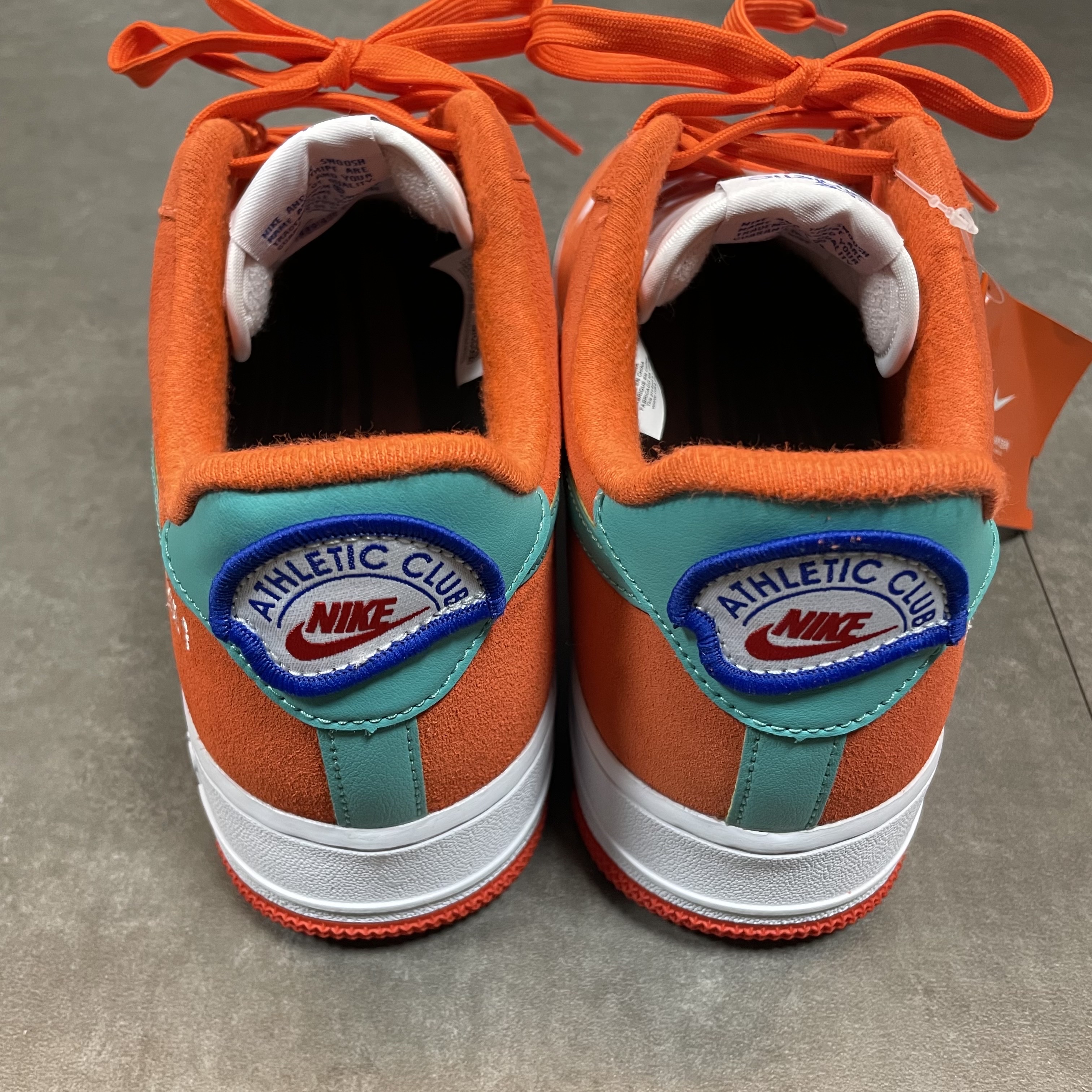 Nike Air Force 1 '07 LV8 Athletic Club Rush Orange Washed Teal 착용 스타일 - 4