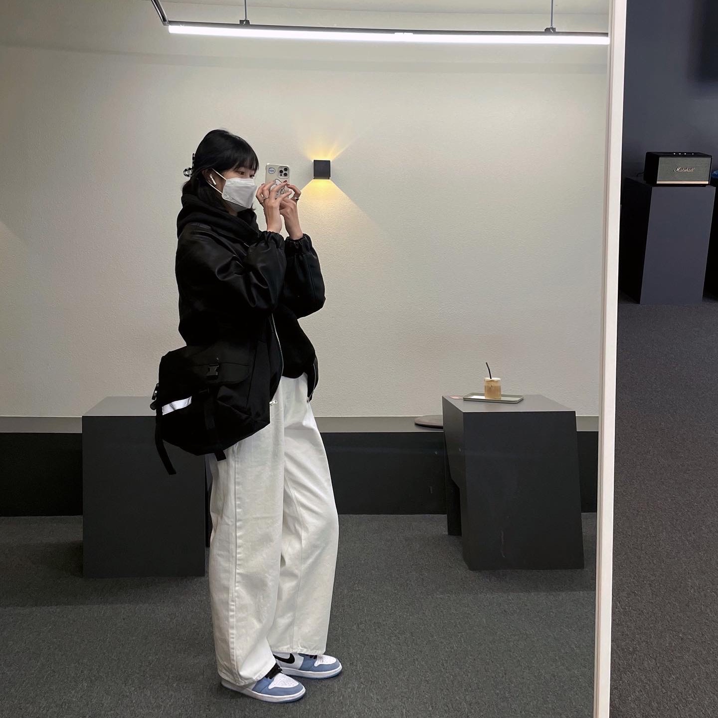Jordan 1 Retro High OG University Blue, IAB Studio Hoodie Black White 착용 스타일 - 1