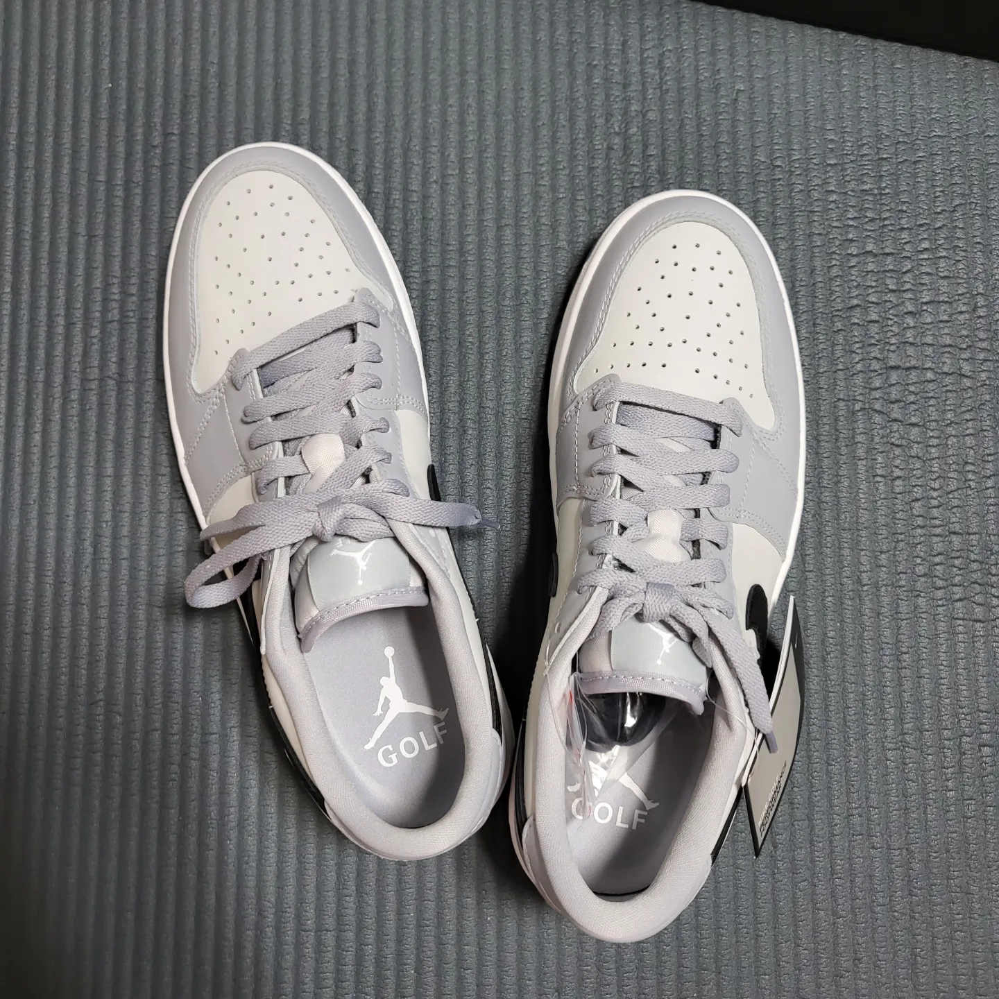Jordan 1 Low Golf Wolf Grey 착용 스타일 - 3