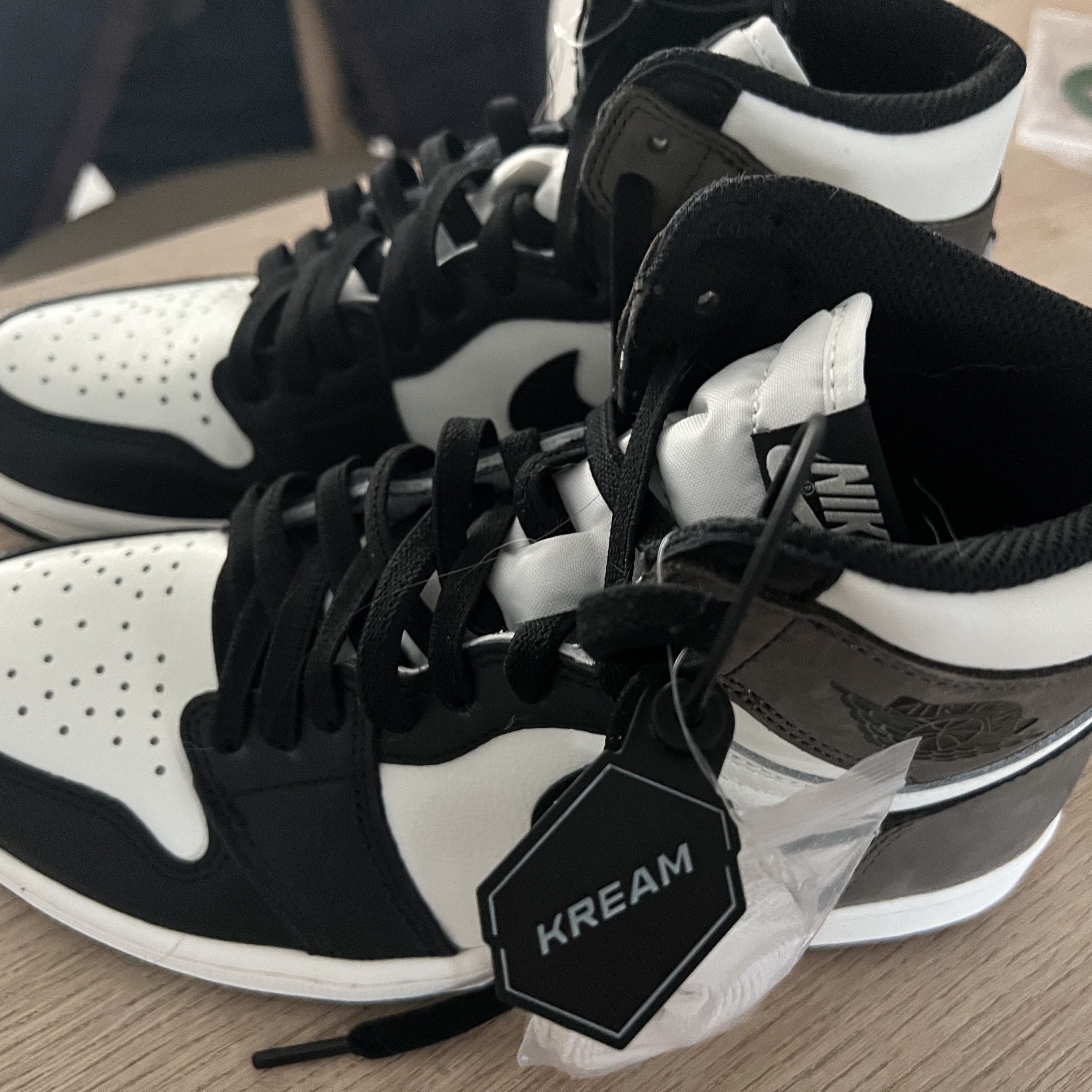 Jordan 1 Retro High OG Black Mocha 착용 스타일 - 3