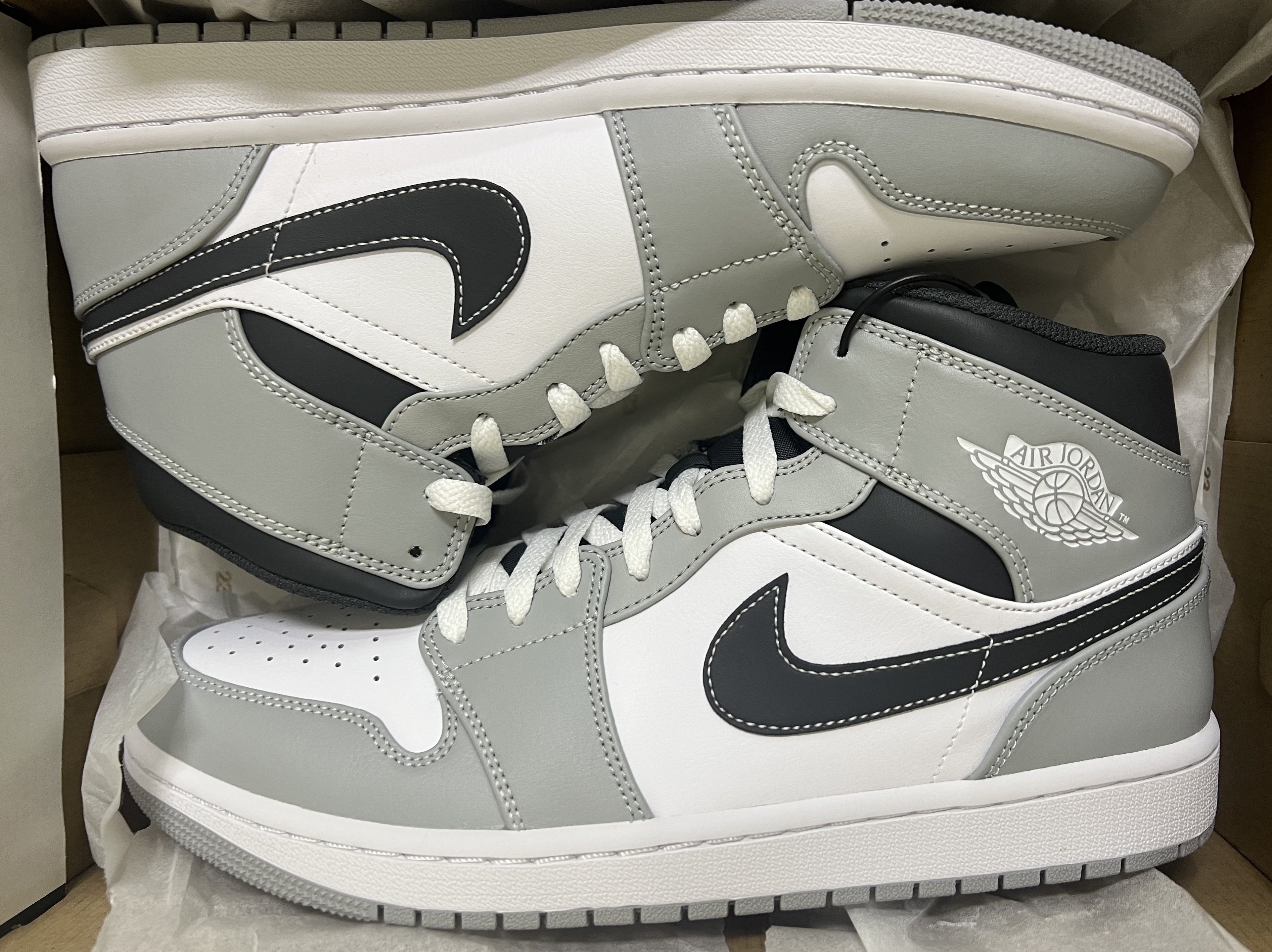 Jordan 1 Mid Light Smoke Grey Anthracite 착용 스타일 - 4