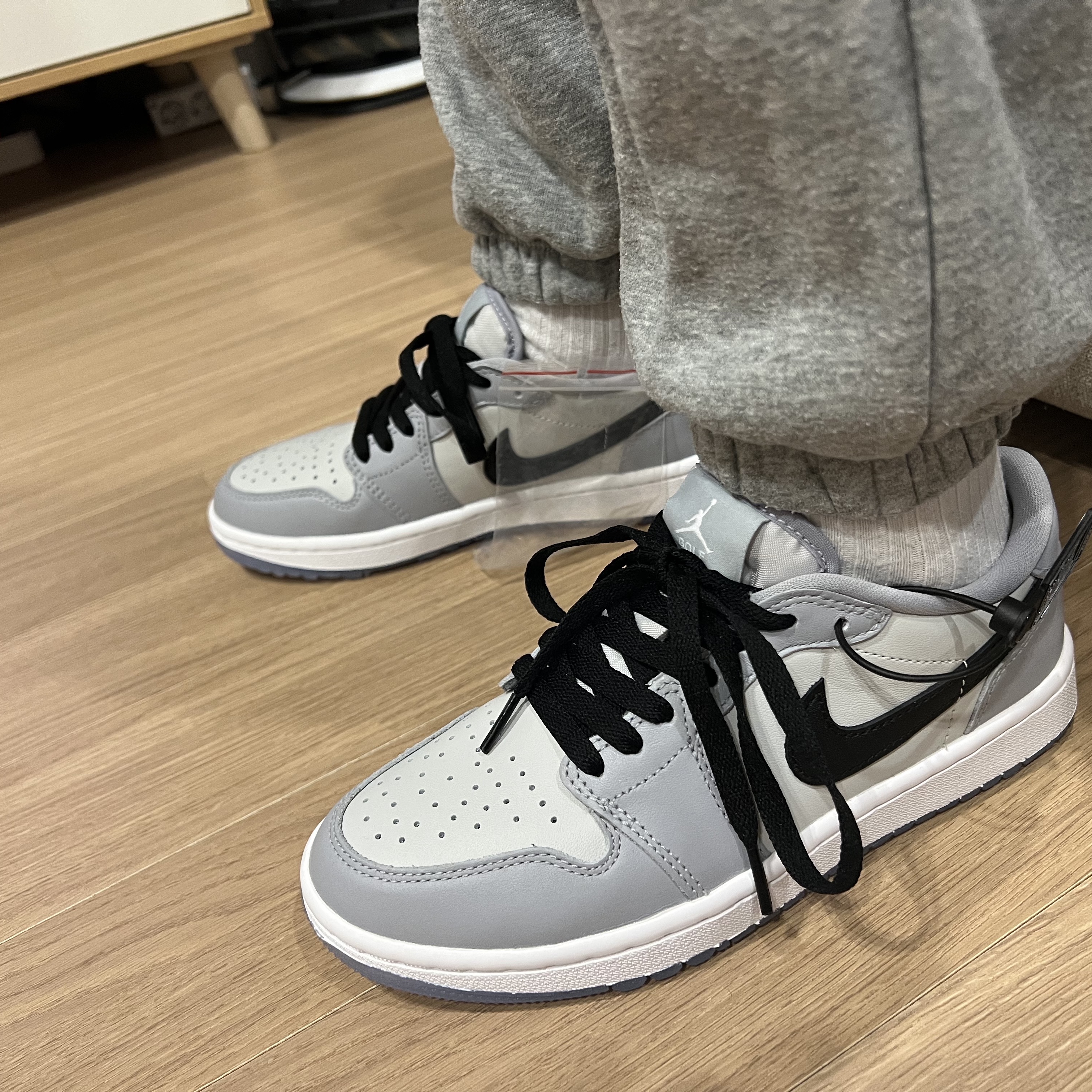 Jordan 1 Low Golf Wolf Grey 착용 스타일 - 1