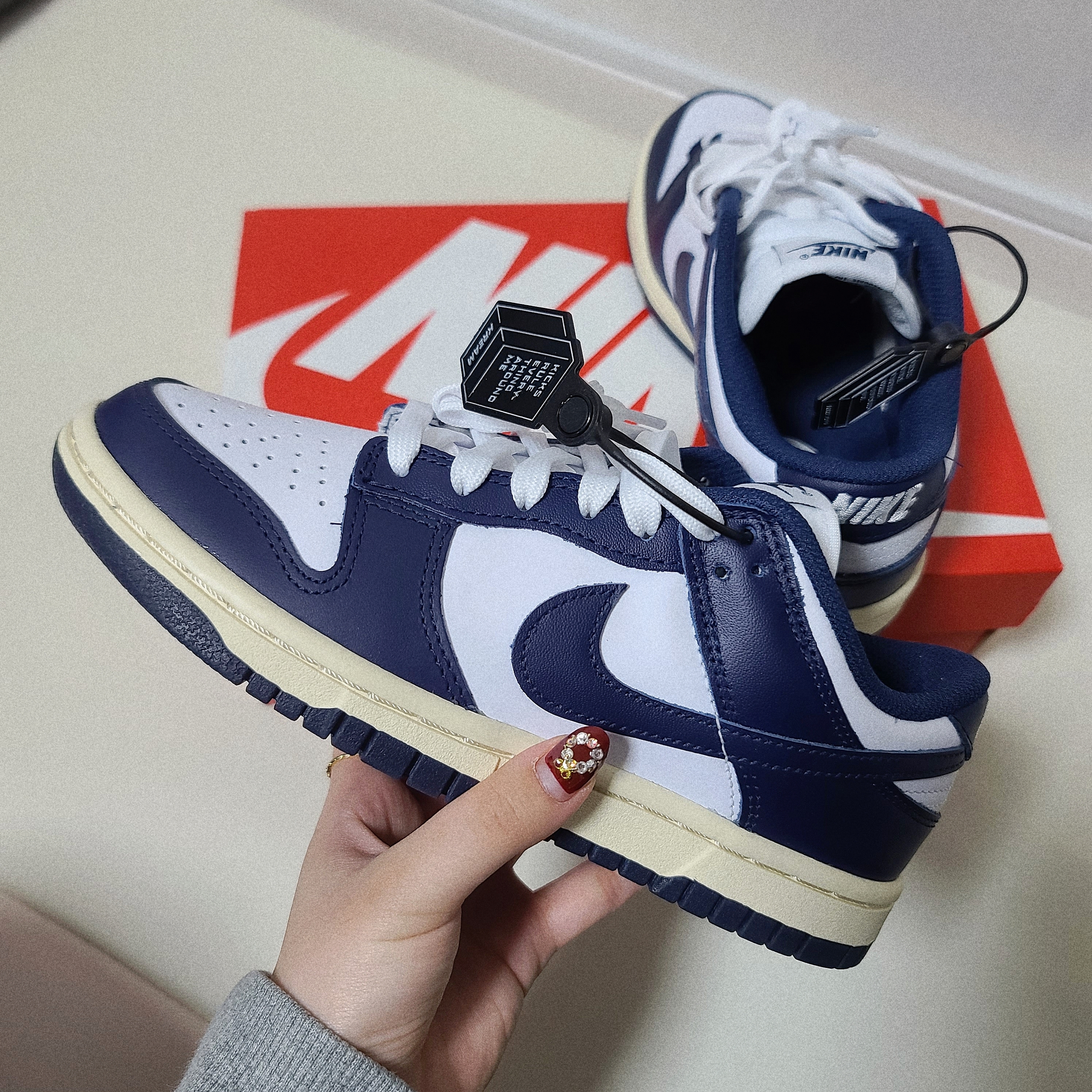 (W) Nike Dunk Low Vintage Midnight Navy 착용 스타일 - 2