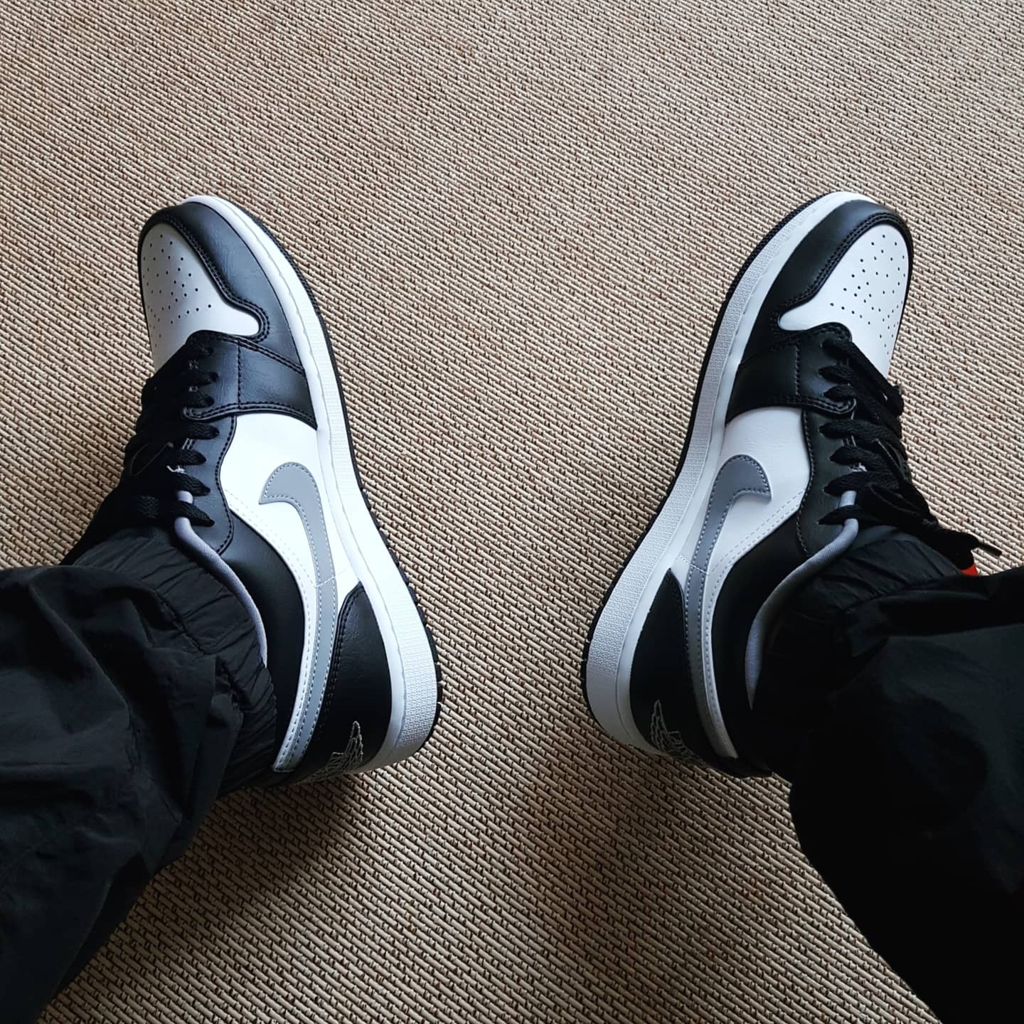 Jordan 1 Low Black Particle Grey 착용 스타일 - 1