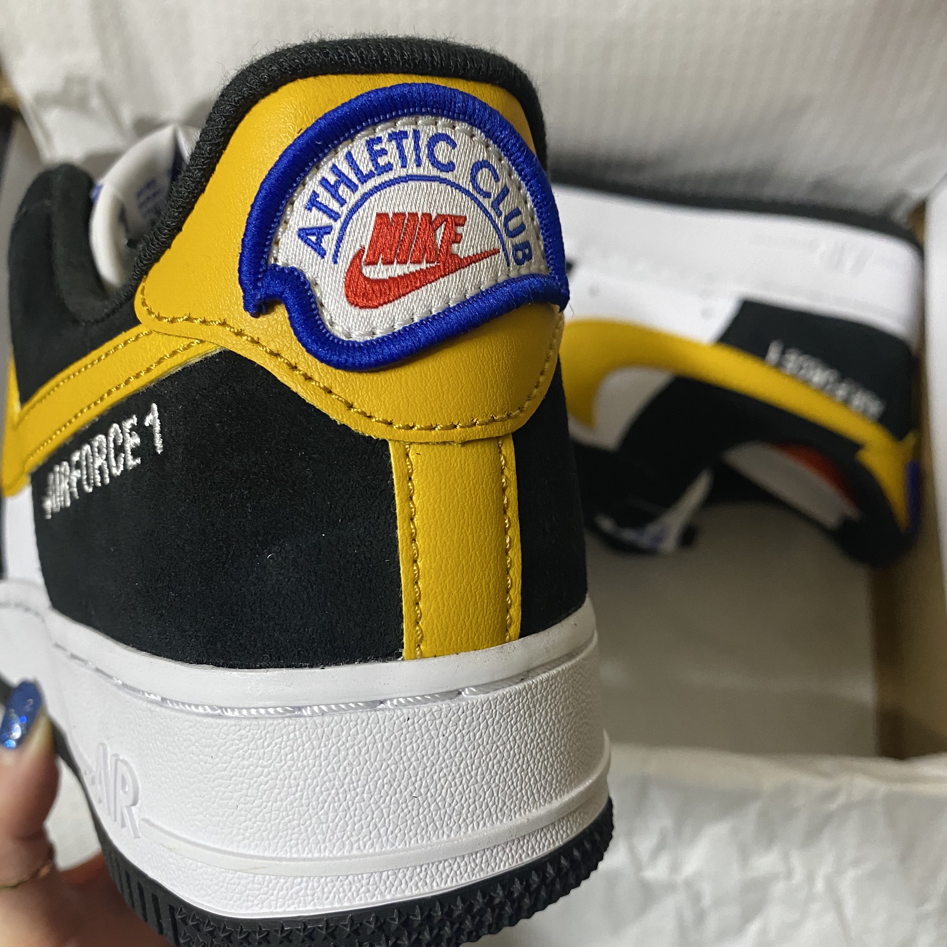 Nike Air Force 1 '07 LV8 Athletic Club Black Dark Sulfur 착용 스타일 - 3
