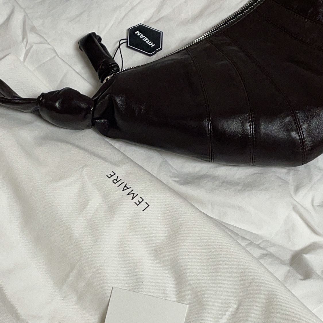 Lemaire Small Croissant Bag Soft Nappa Leather Dark Chocolate 착용 스타일 - 1