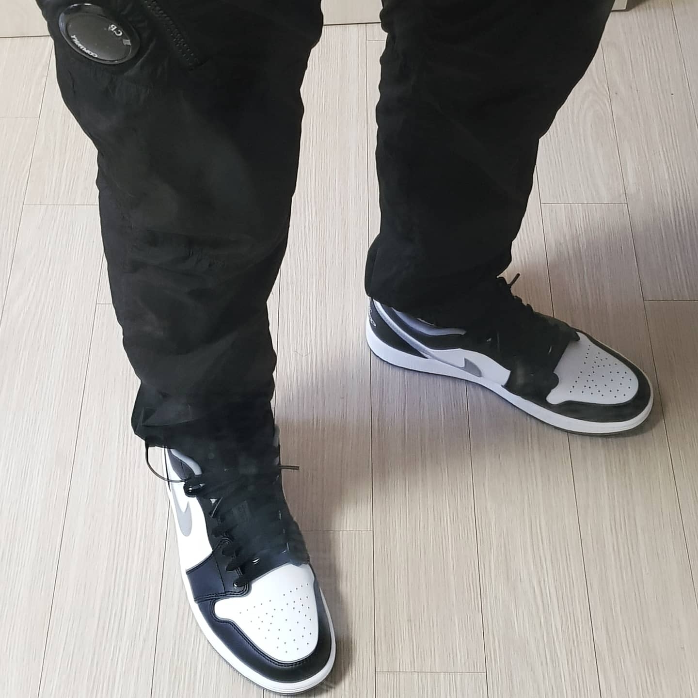 Jordan 1 Low Black Particle Grey 착용 스타일 - 2