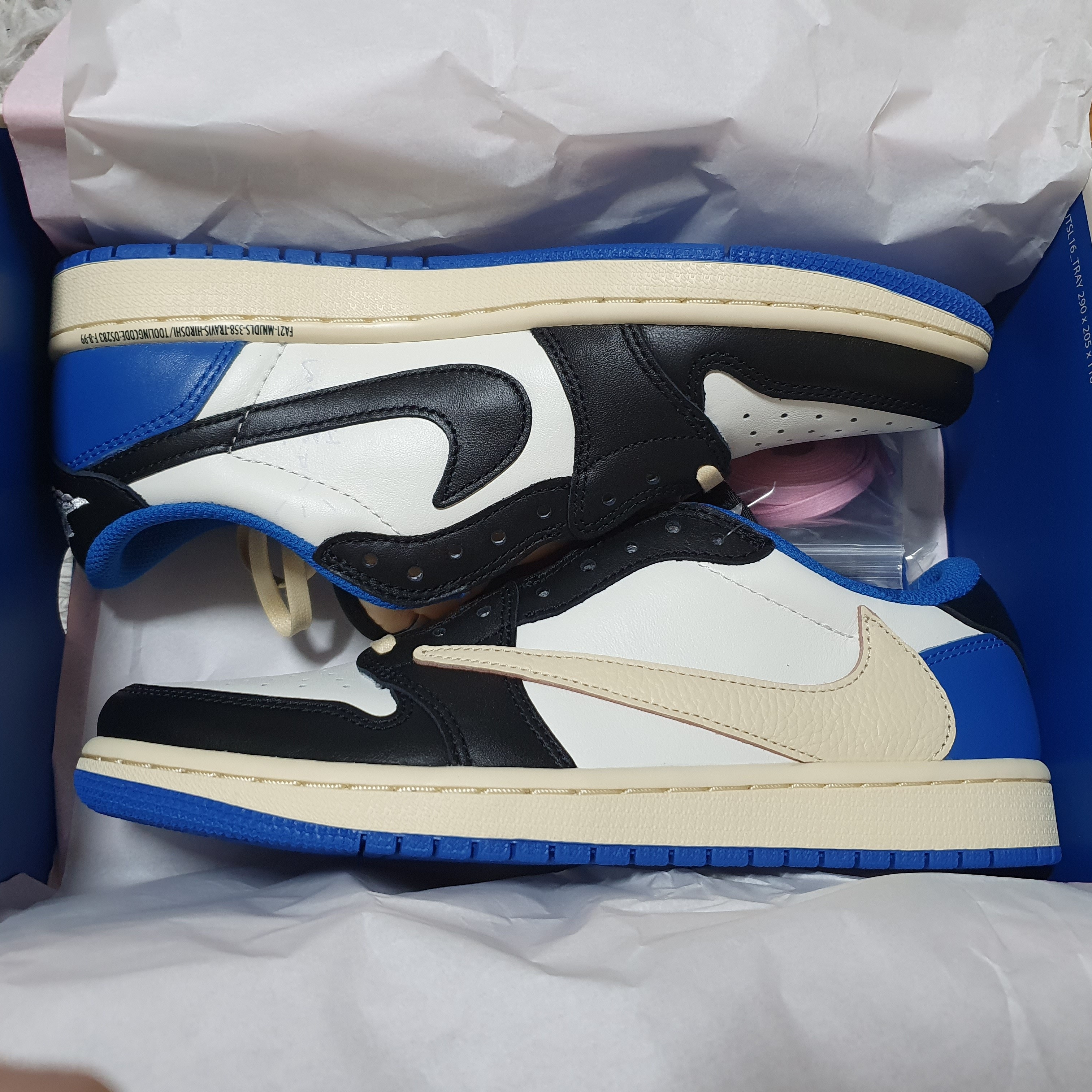 Jordan 1 x Travis Scott x Fragment Retro Low OG SP Military Blue 착용 스타일 - 1