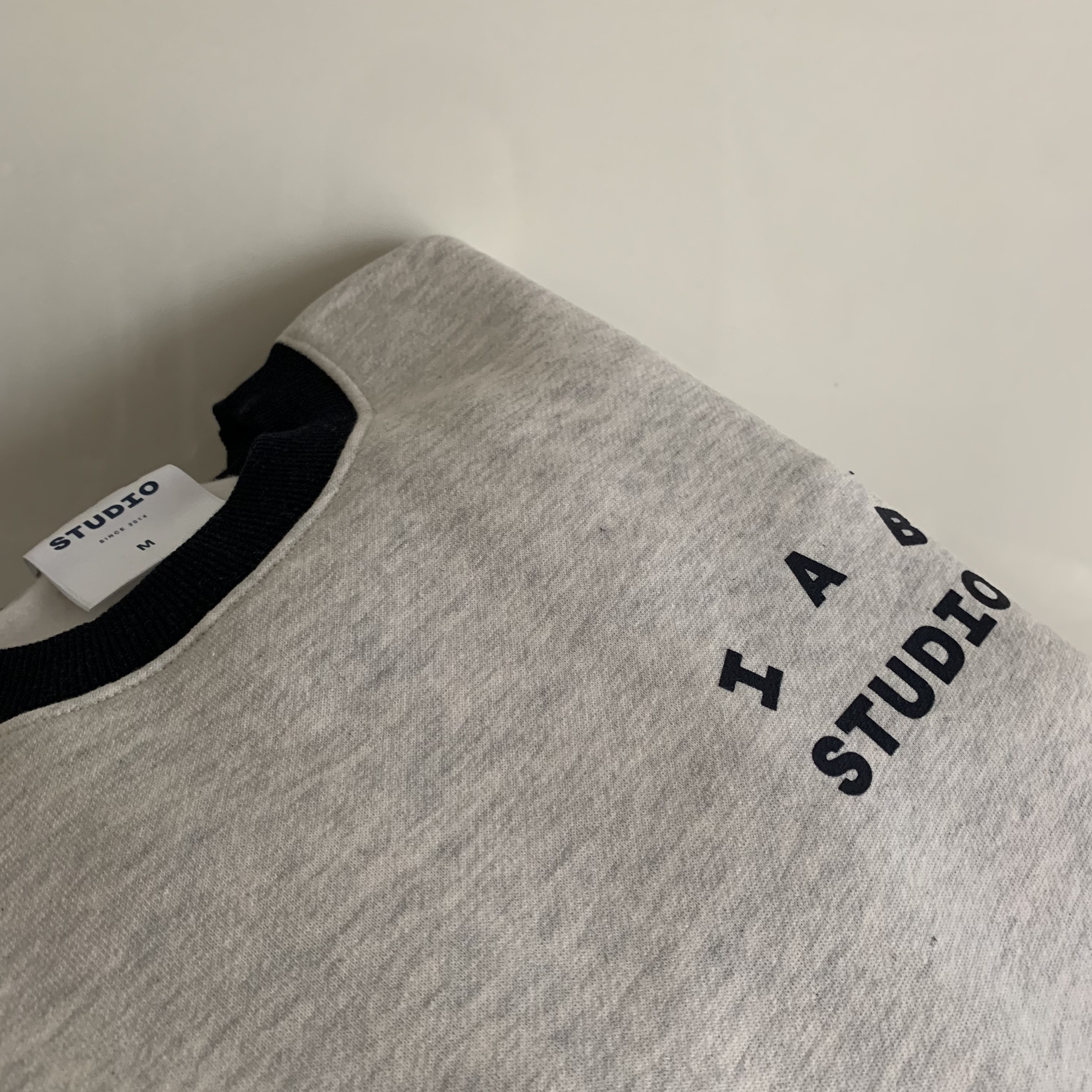 IAB Studio Sweatshirt Oatmeal Navy 착용 스타일 - 2