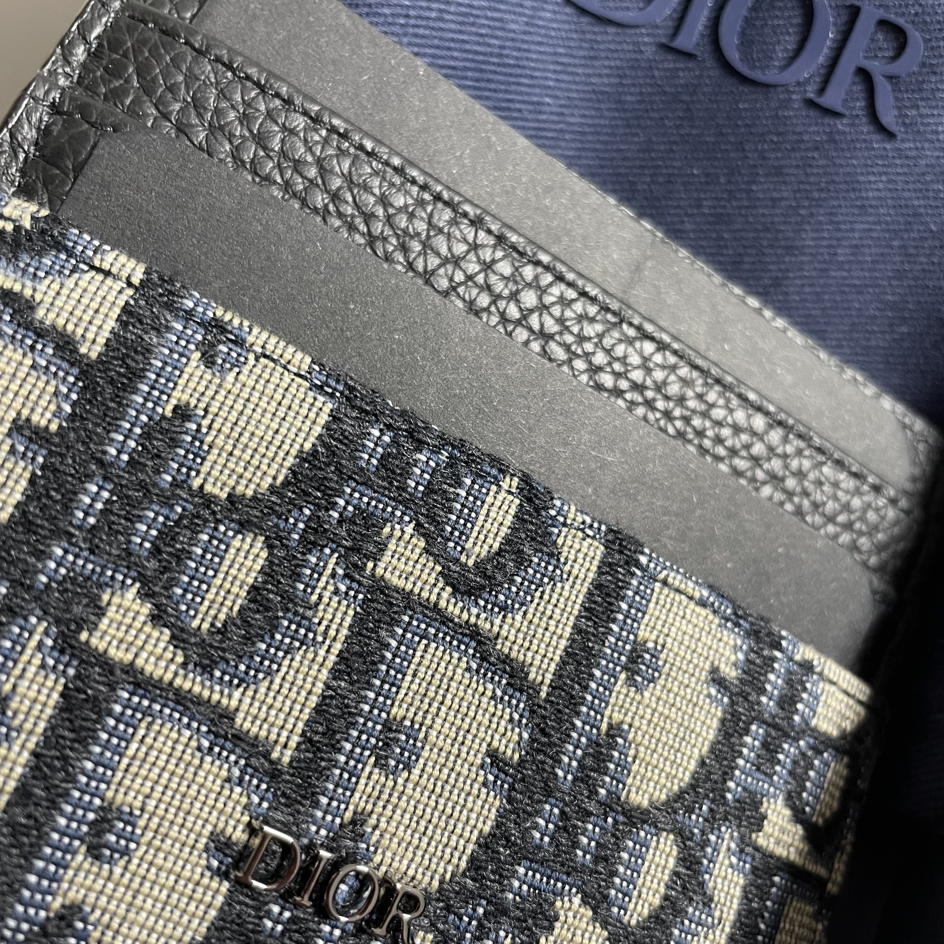 Dior Card Holder Beige & Black Dior Oblique Jacquard 착용 스타일