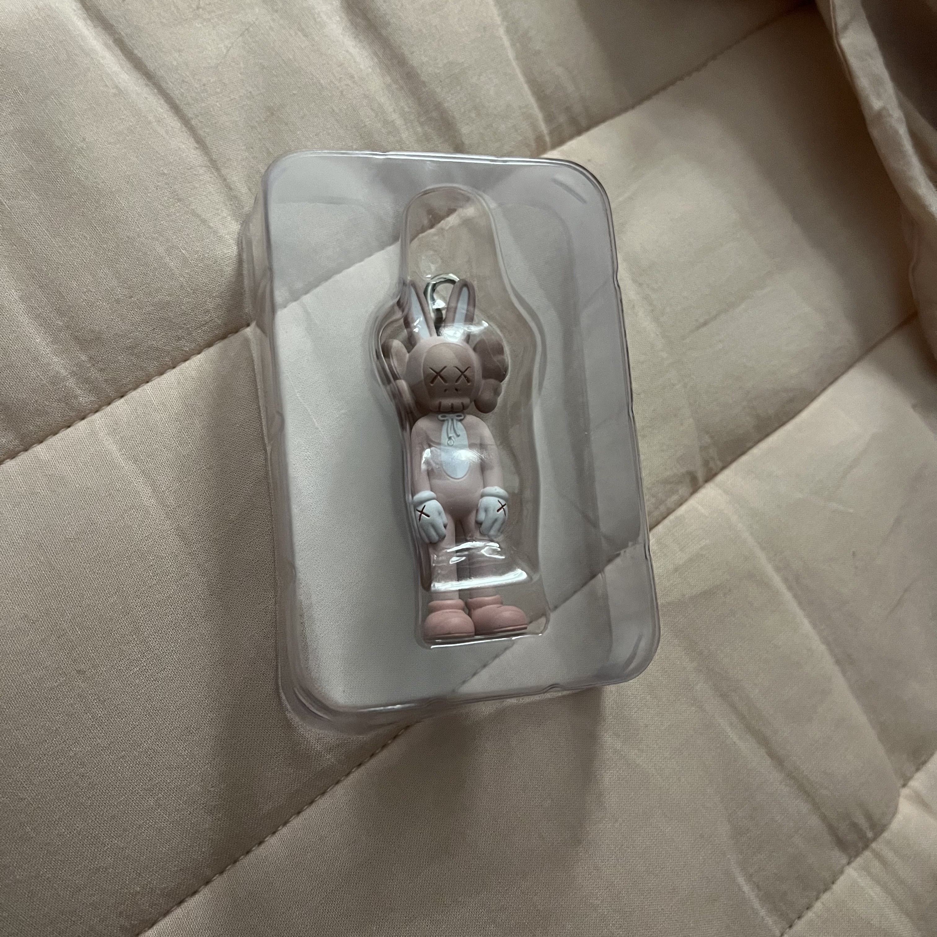 Kaws Tokyo First Accomplice Keychain Pink 착용 스타일 - 4