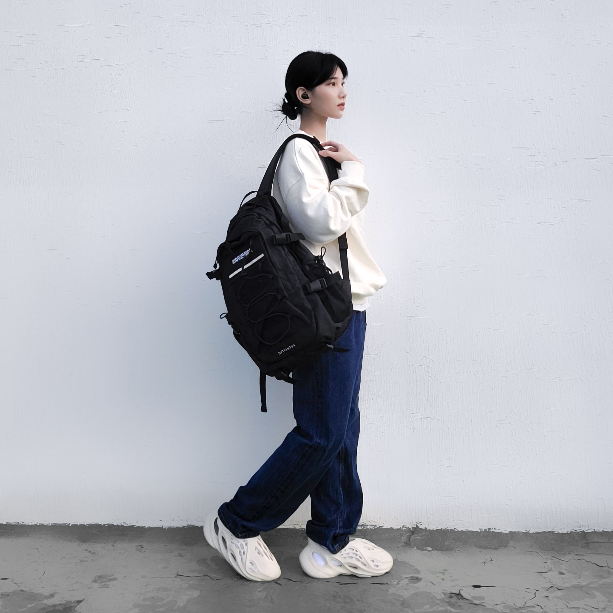 Adidas Yeezy Foam RNNR Sand 착용 스타일