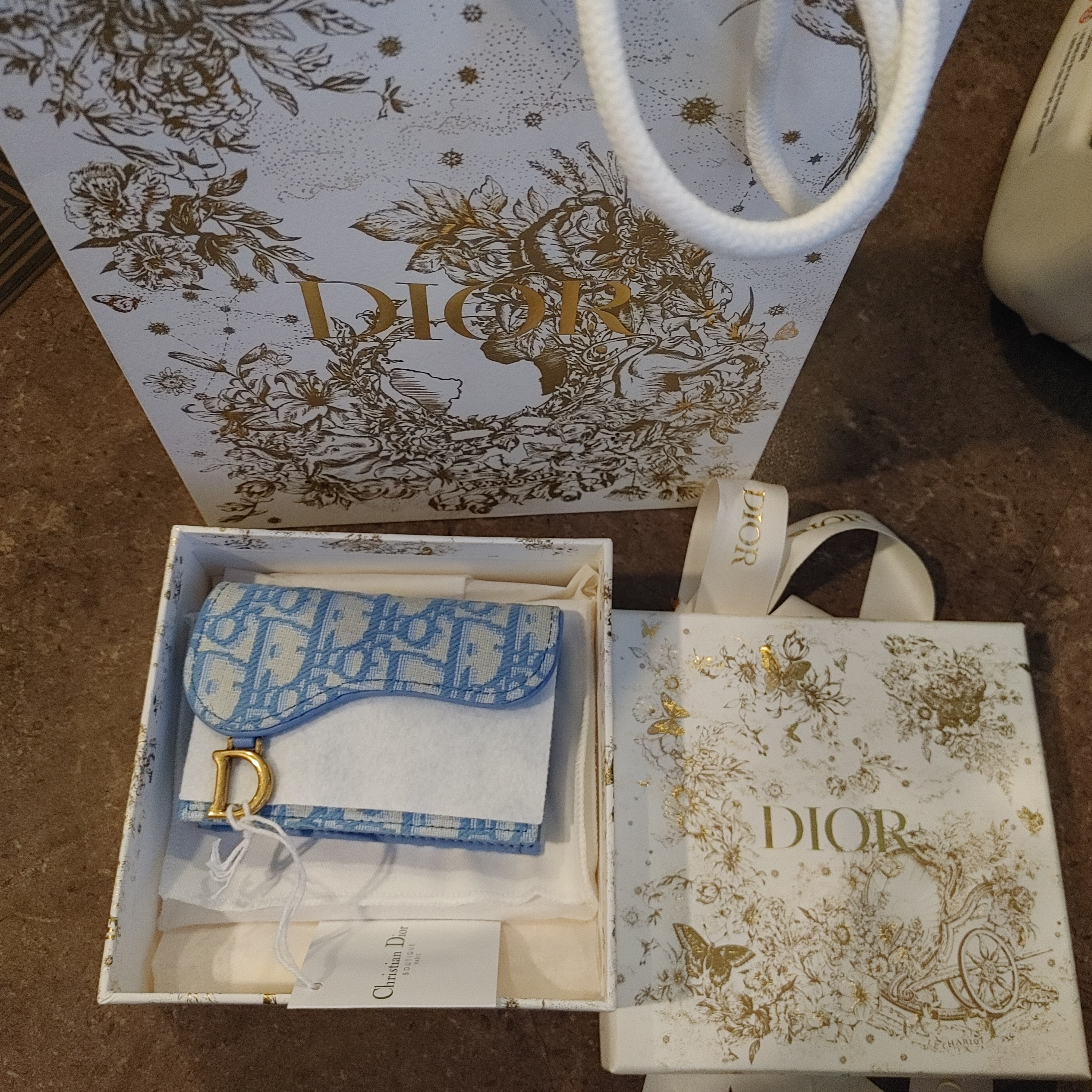Dior Saddle Flap Card Holder Cornflower Blue Dior Oblique Jacquard 착용 스타일