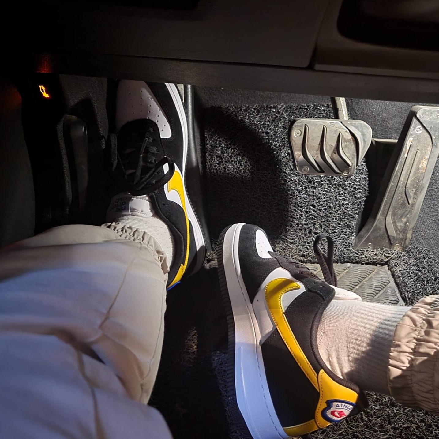 Nike Air Force 1 '07 LV8 Athletic Club Black Dark Sulfur 착용 스타일 - 1