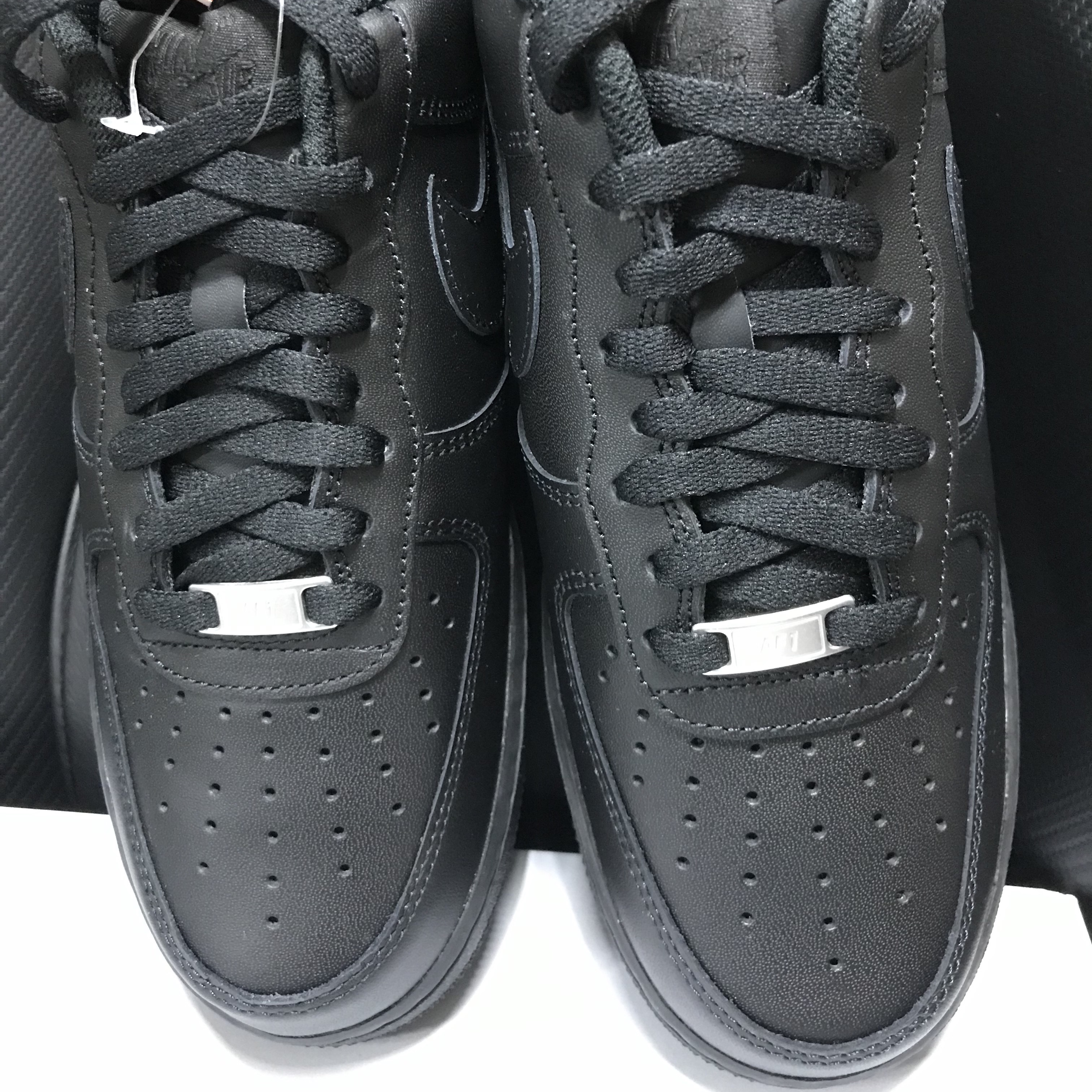 Nike Air Force 1 '07 Low Triple Black 착용 스타일 - 2