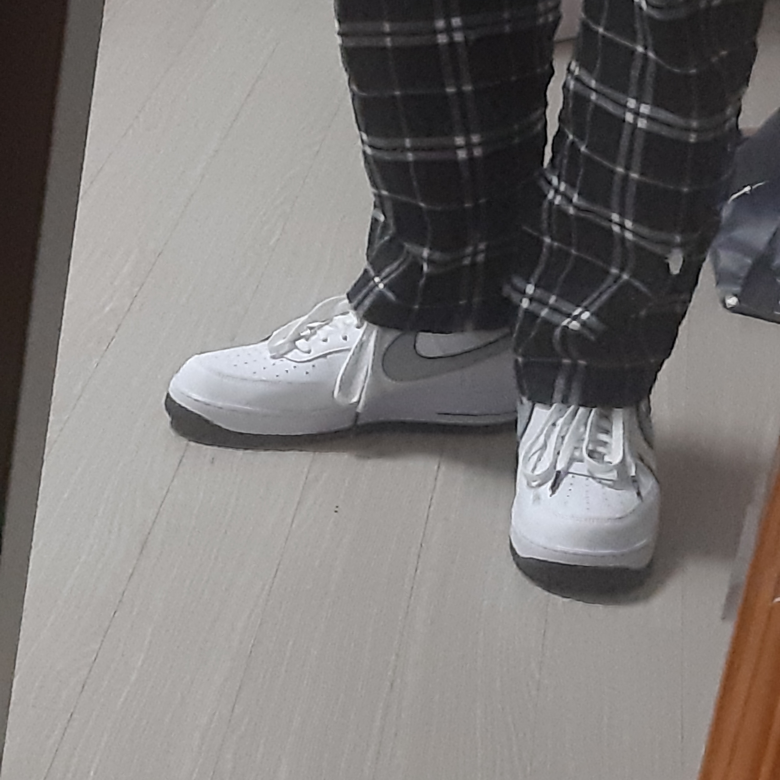 Nike Air Force 1 '07 LV8 White Black Wolf Grey 착용 스타일 - 3