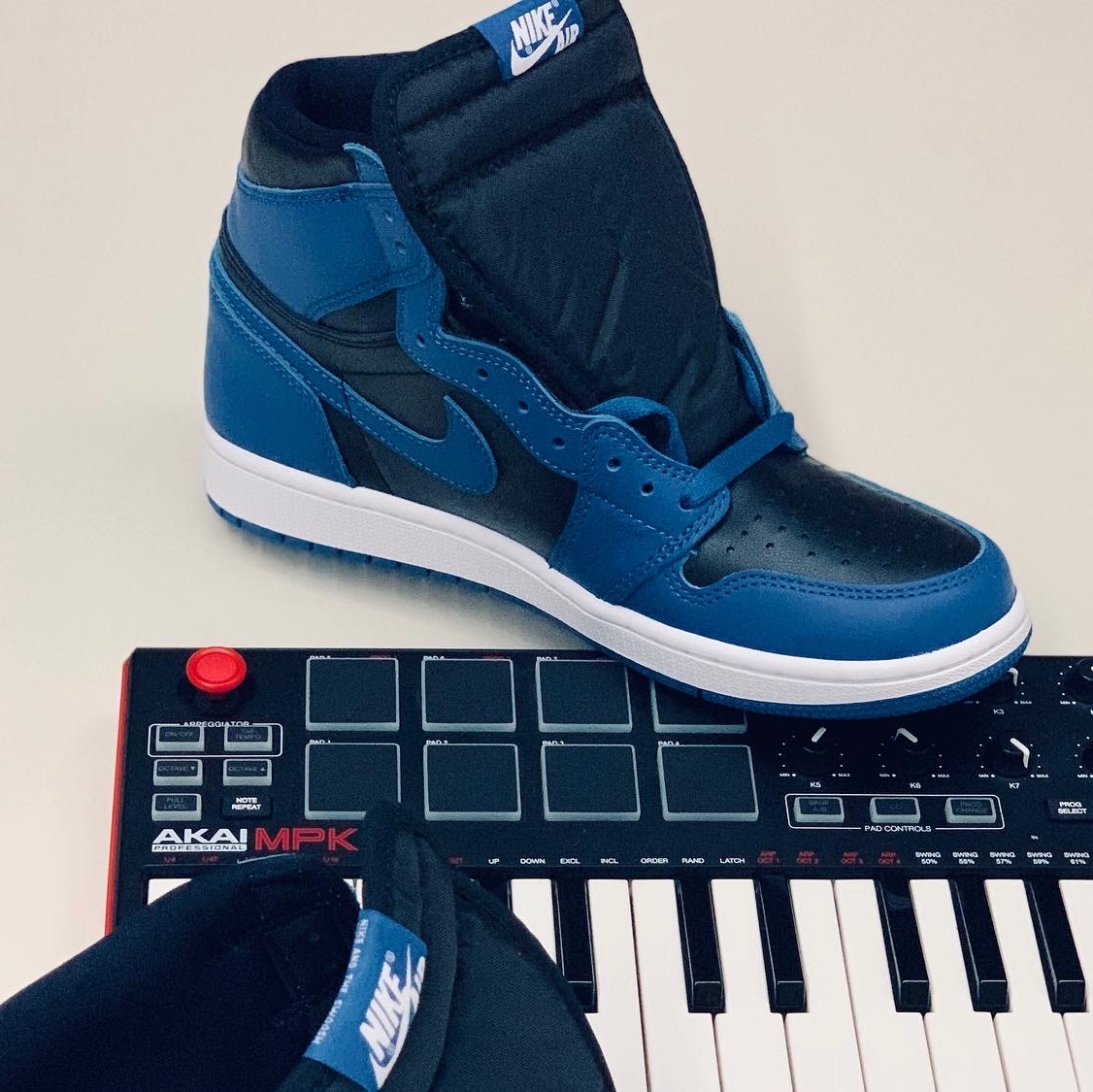Jordan 1 Retro High OG Dark Marina Blue 착용 스타일 - 2