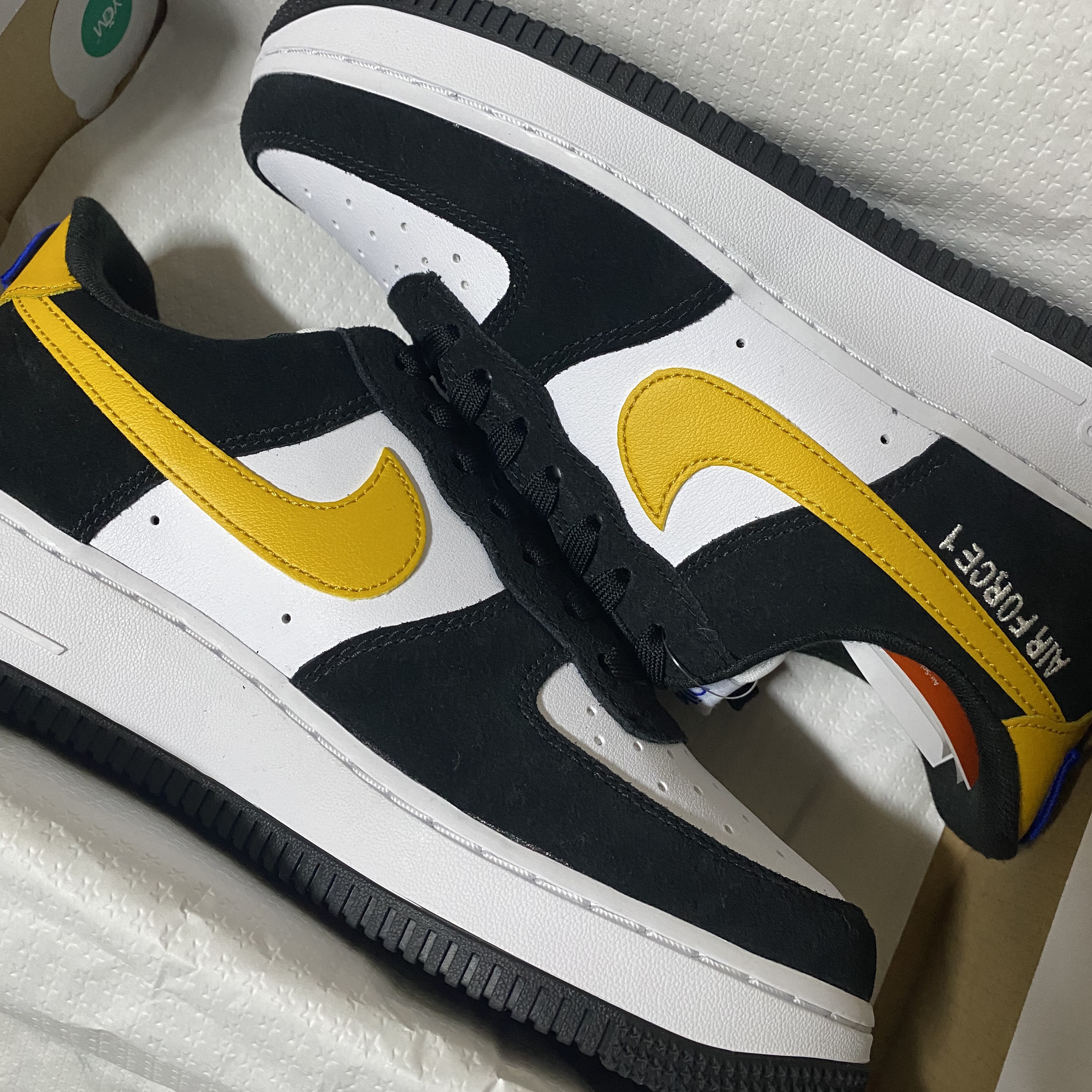 Nike Air Force 1 '07 LV8 Athletic Club Black Dark Sulfur 착용 스타일 - 1