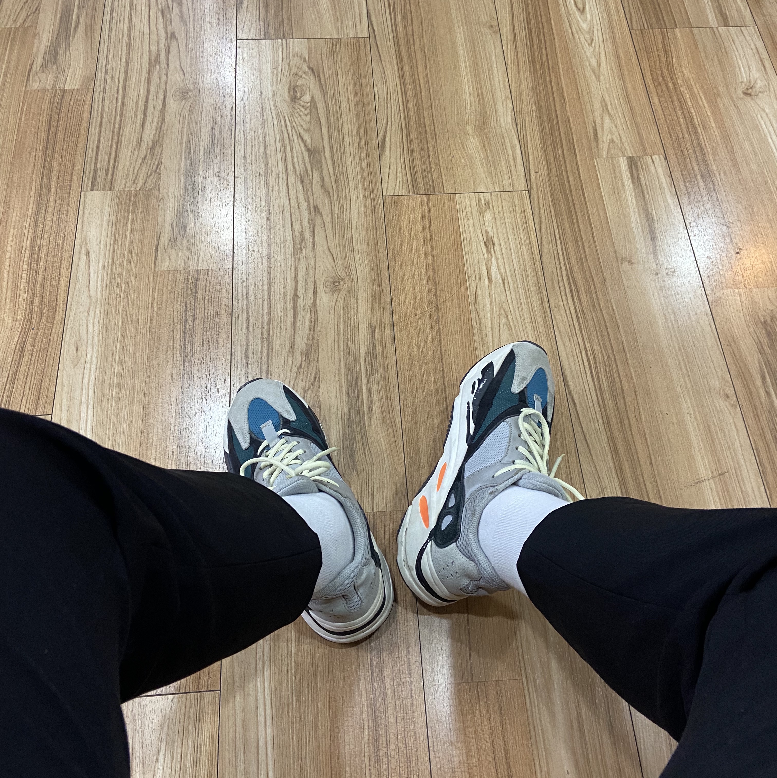 Adidas Yeezy Boost 700 Wave Runner Solid Grey 2017/2019, IAB Studio Track Pants Black 착용 스타일