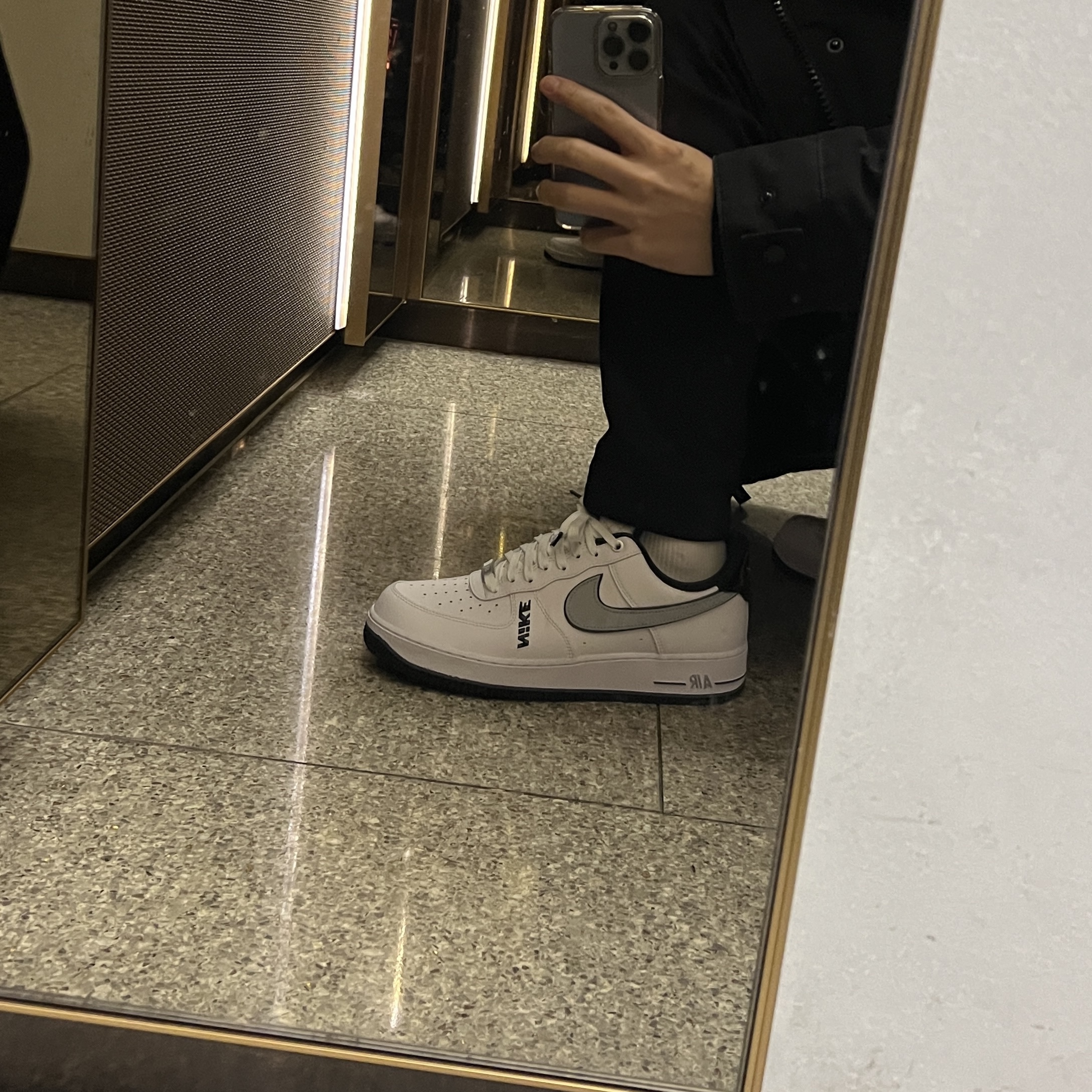 Nike Air Force 1 '07 LV8 White Black Wolf Grey 착용 스타일
