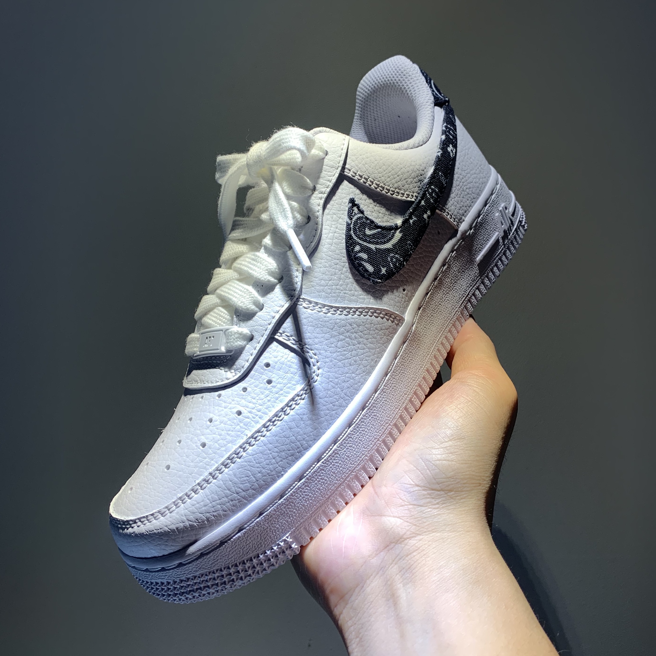 (W) Nike Air Force 1 '07 Essential Paisley Swoosh White Black 착용 스타일