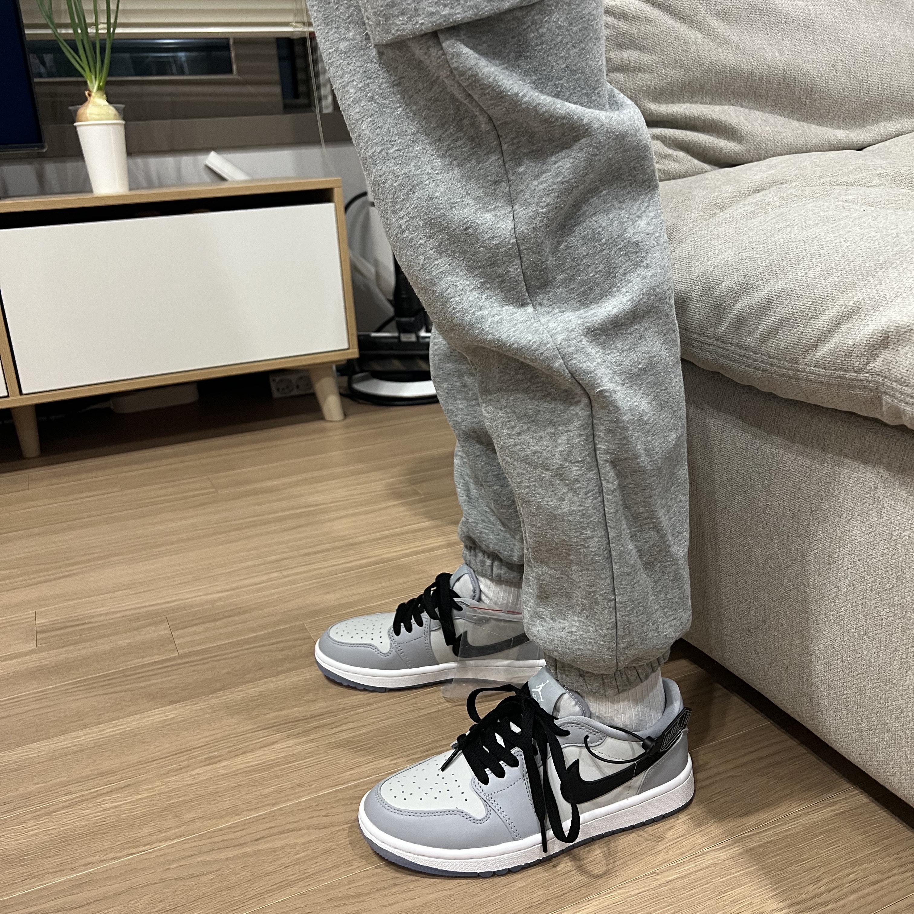 Jordan 1 Low Golf Wolf Grey 착용 스타일 - 2