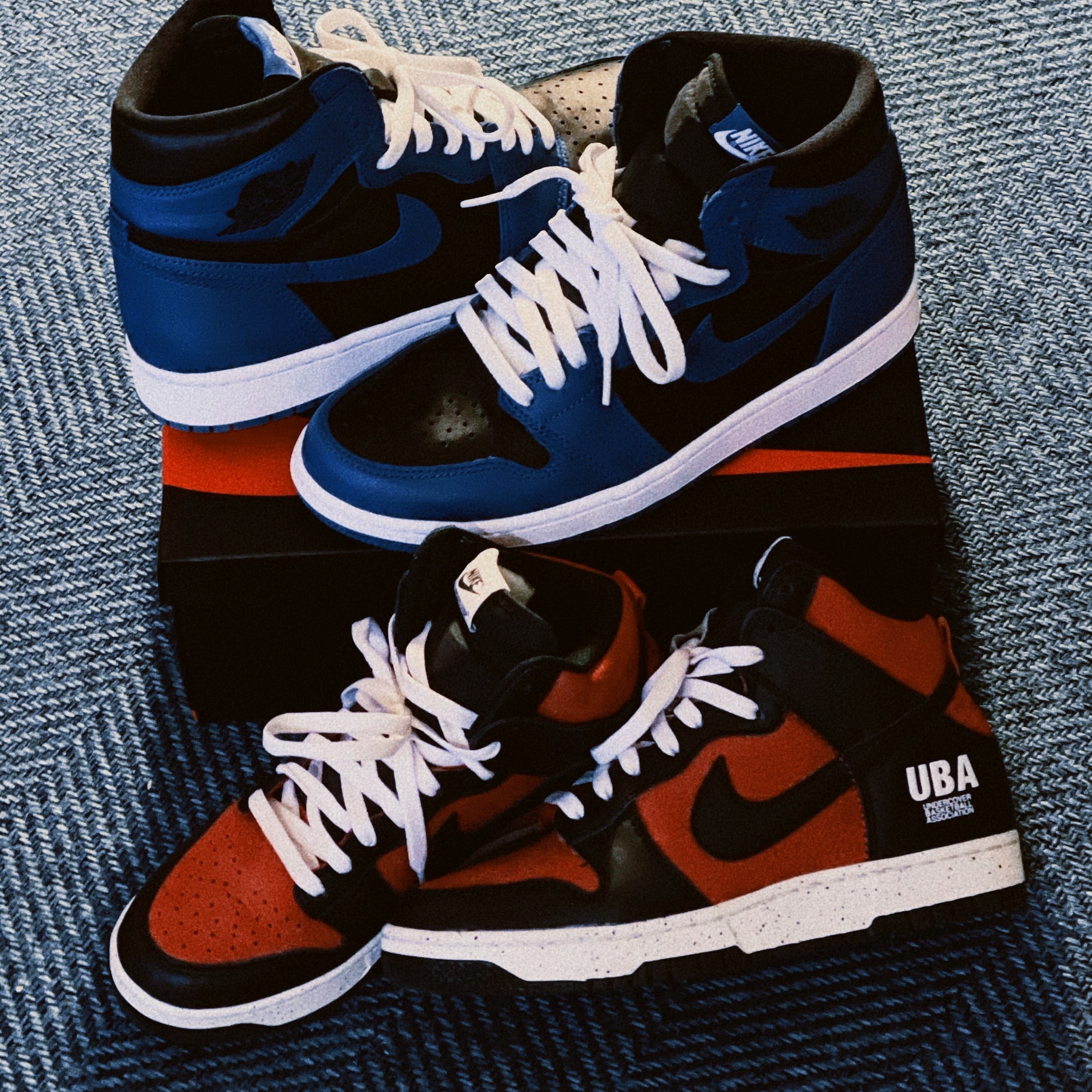 Jordan 1 Retro High OG Dark Marina Blue, Nike x Undercover Dunk High 1985 Gym Red 착용 스타일