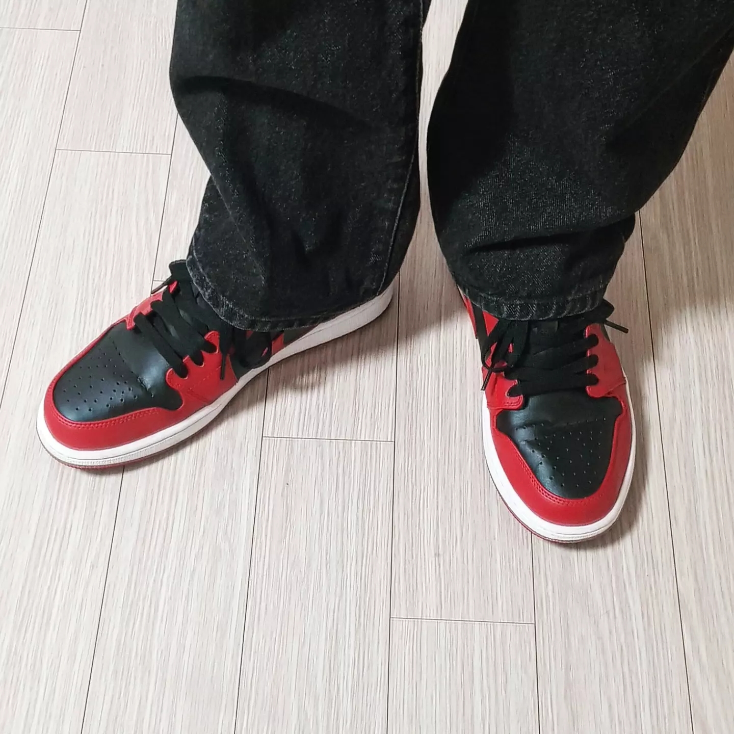 Jordan 1 Low Varsity Red 착용 스타일 - 2