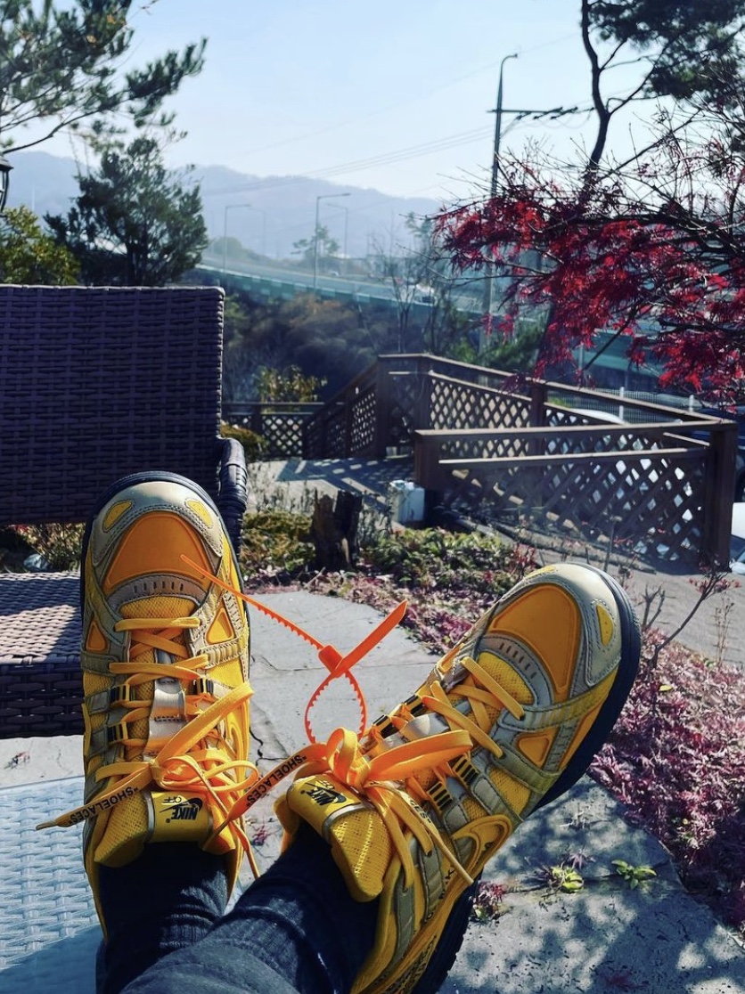 Nike x Off-White Air Rubber Dunk University Gold 착용 스타일
